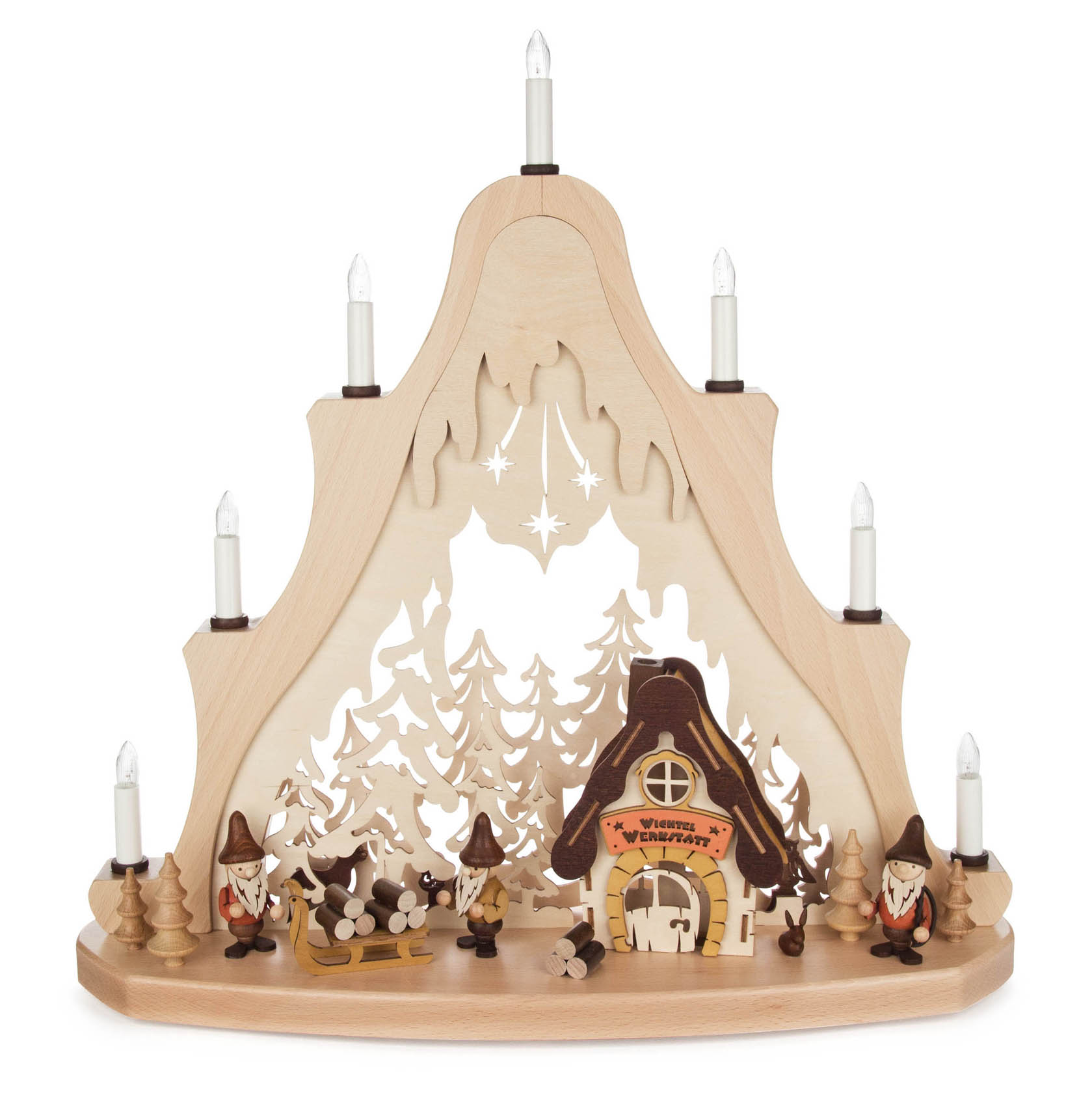 Elektrische Schwibbogenspitze aus Holz mit beleuchteten Kerzen, zeigt vier Wichtel, die um ein kleines Haus im Wald stehen. im Dregeno Online Shop günstig kaufen