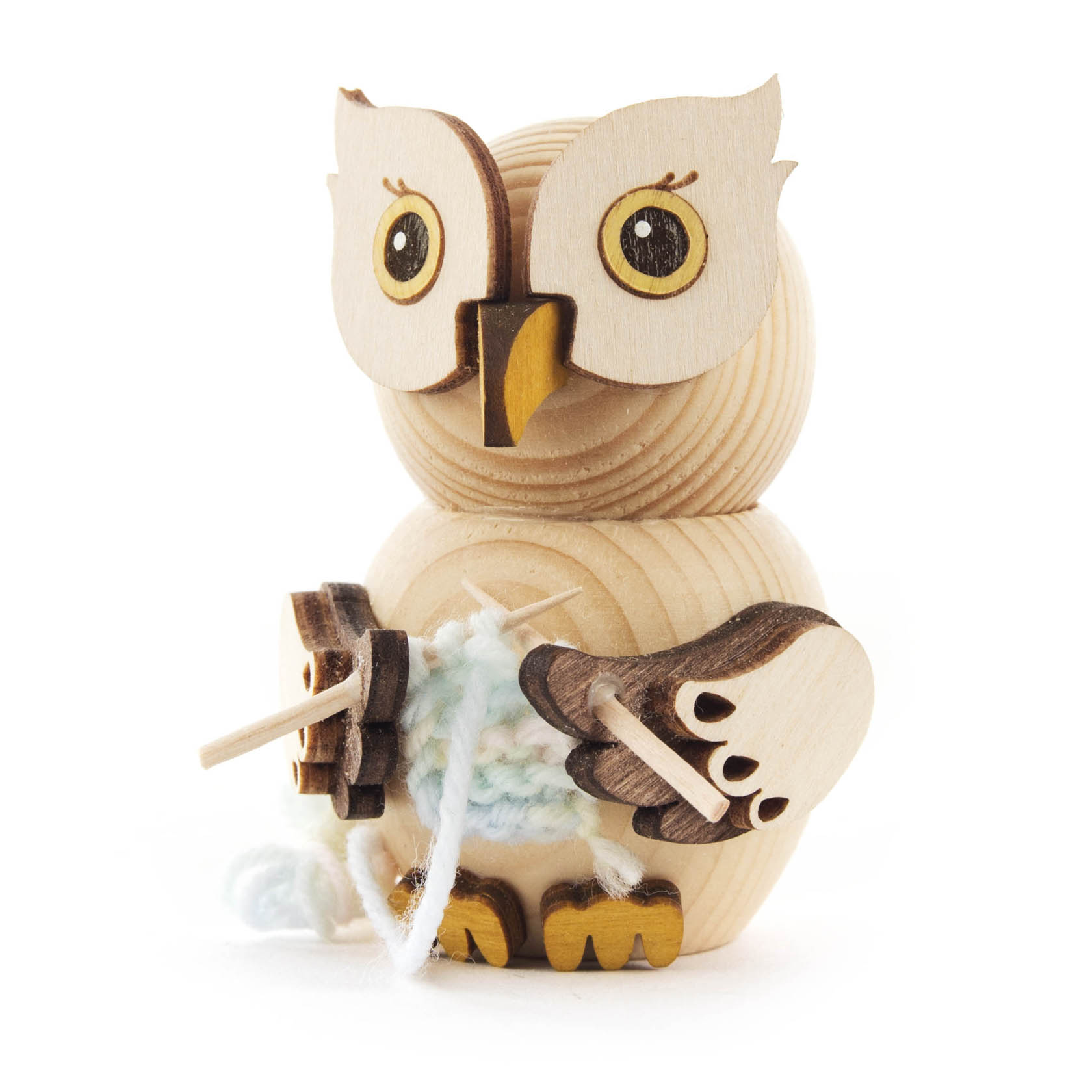 Kleine hölzerne Eulenfigur, die gestrickte Wolle in den Flügeln hält, als ob sie strickt. Die Eule hat große, ausdrucksstarke Augen. im Dregeno Online Shop günstig kaufen