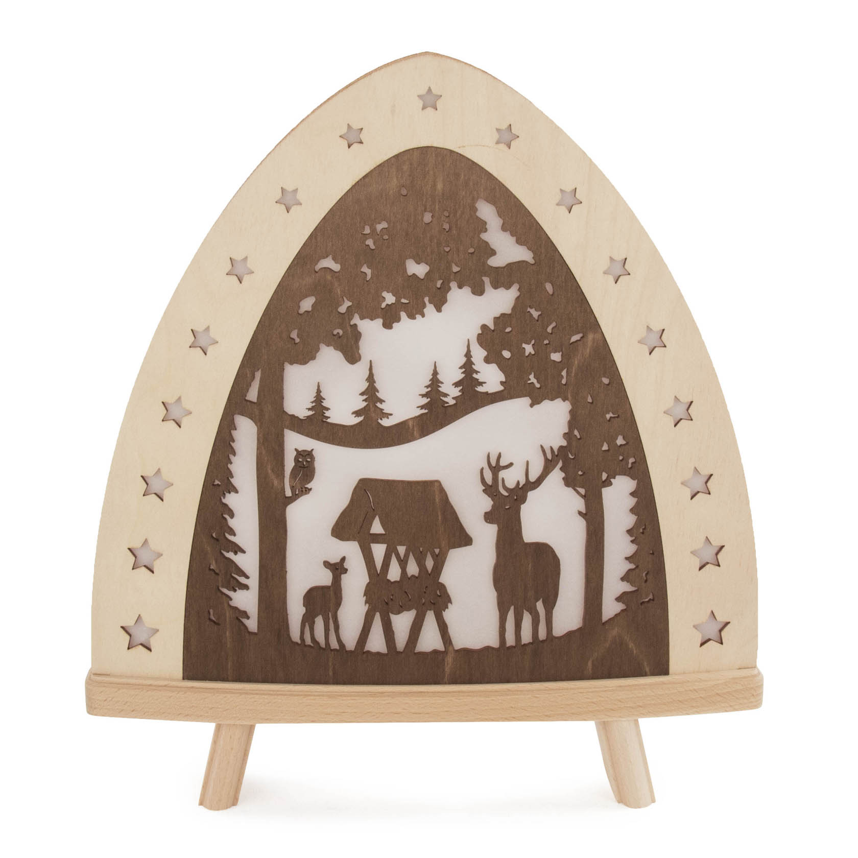 Holz-Standleuchte in Dreiecksform mit einem ausgeschnittenen Hirschmotiv, das eine Waldszene mit Hirsch, Rehkitz und Futterkrippe zeigt. im Dregeno Online Shop günstig kaufen