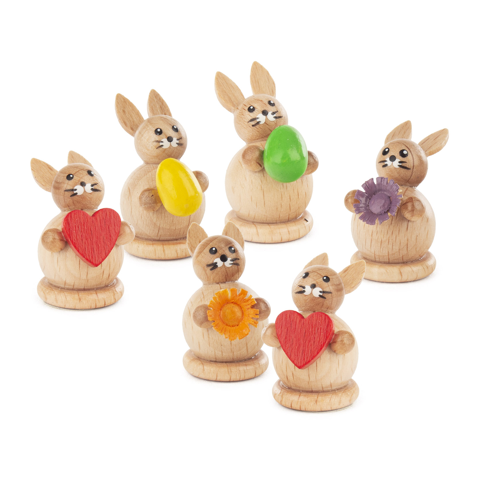 Sechs kleine Holzhasenfiguren, jeweils zwei mit einem Ei in der Hand, zwei mit einer Blume und zwei mit einem Herz. Jede Figur ist liebevoll gestaltet. im Dregeno Online Shop günstig kaufen