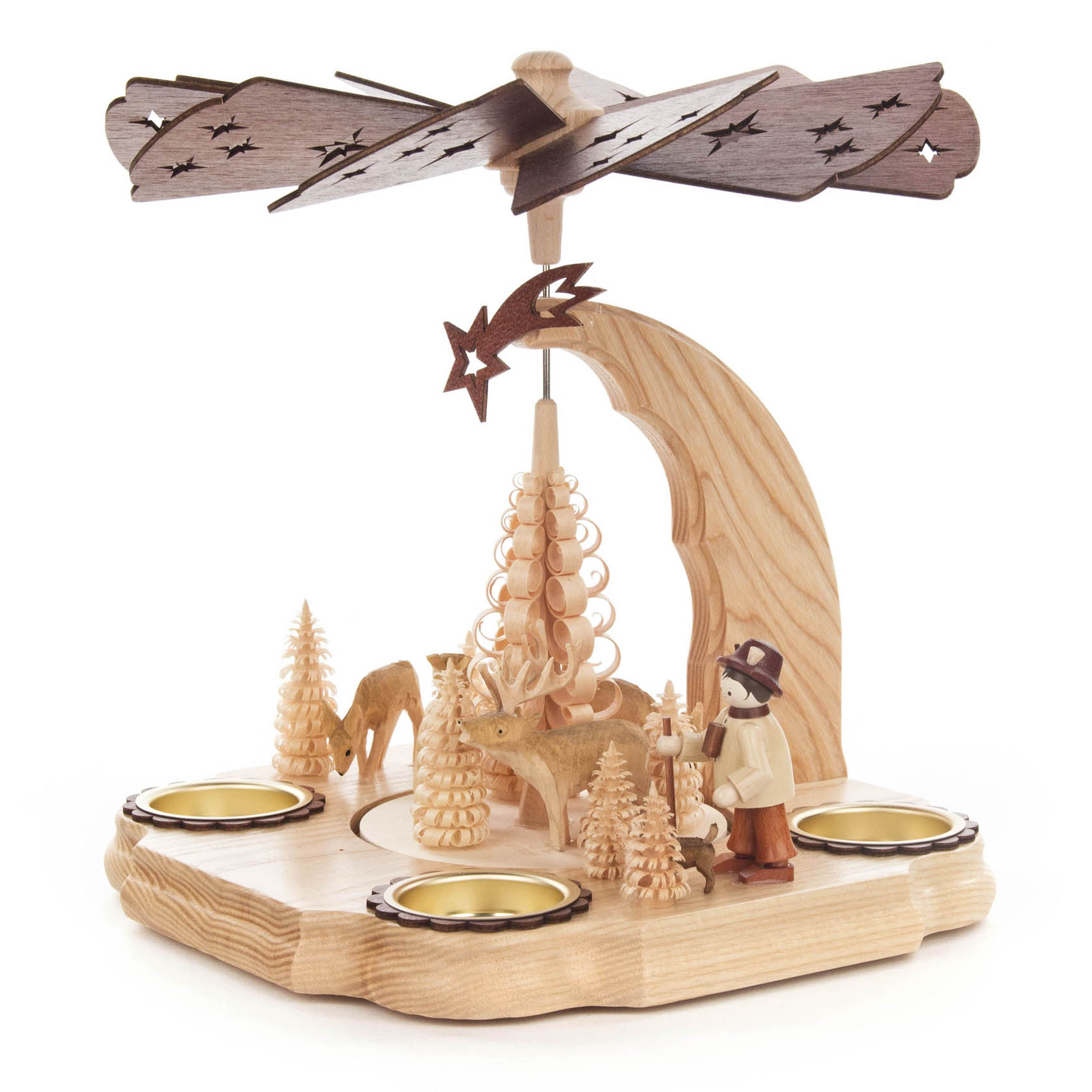 Holzpyramide mit Försterfigur und Rehen, umgeben von Nadelbäumen. Oben ein Flügelrad, unten vier Teelicht-Halterungen. im Dregeno Online Shop günstig kaufen