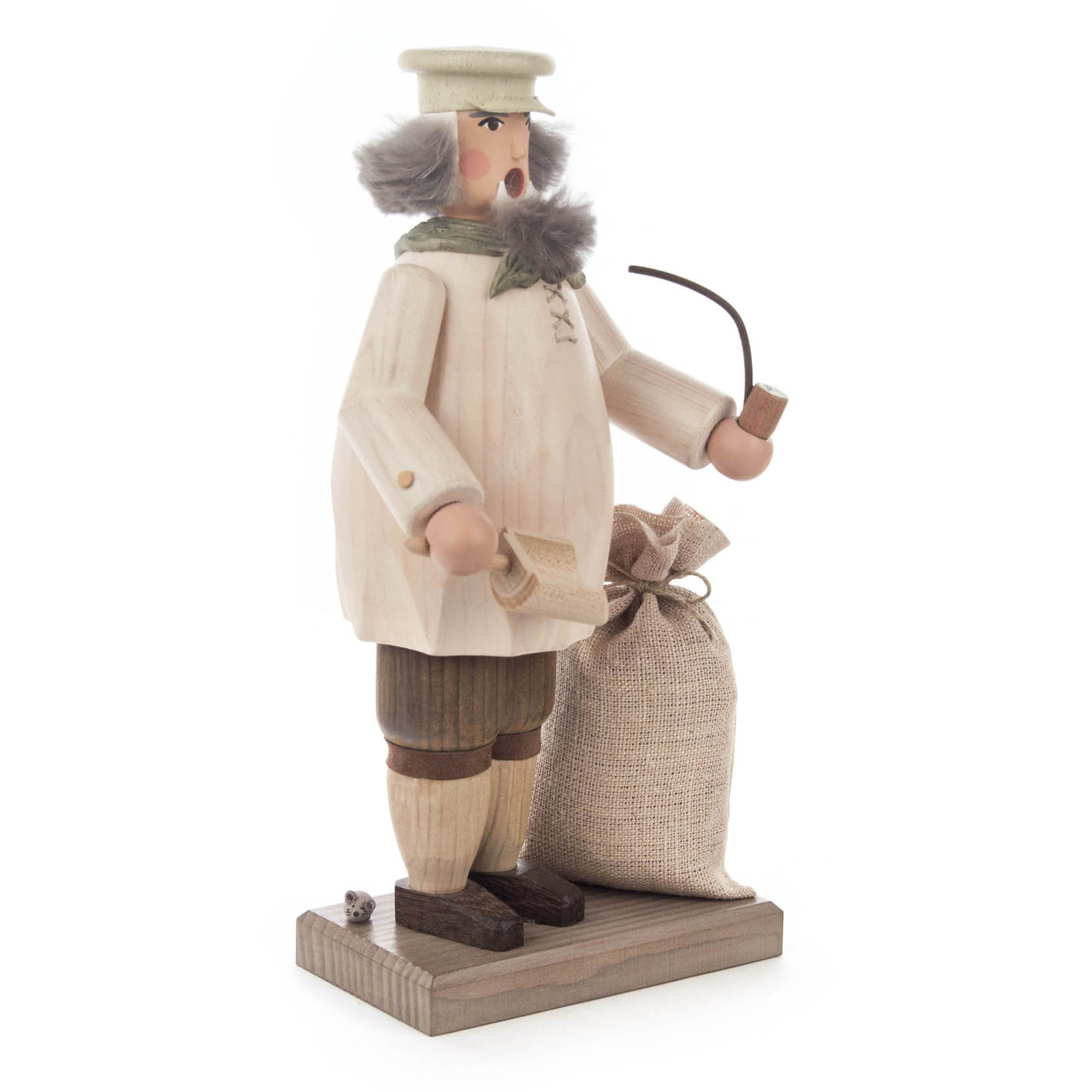 Holzfigur eines Müllers mit weißer Mütze und Pfeife. Er hält einen Mehlsack und trägt eine weiße Schürze. Der Räuchermann steht auf einem Holzsockel.