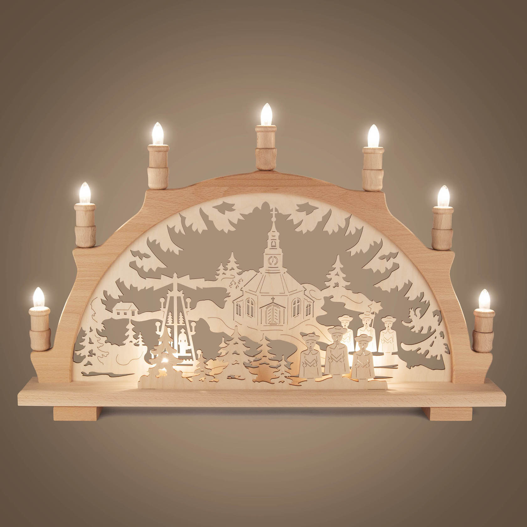 Ein Schwibbogen mit der Seiffener Kirche, der elektrisch beleuchtet ist. Der Bogen zeigt eine Holzlandschaft mit Bäumen und Figuren unter acht Lichtern.