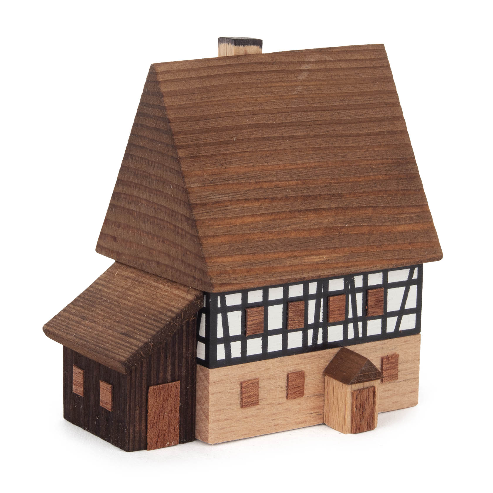 Holzmodell eines zweistöckigen Bauernhauses mit Anbau. Das Hauptgebäude hat ein traditionelles Fachwerkdesign und ein großes Satteldach. im Dregeno Online Shop günstig kaufen
