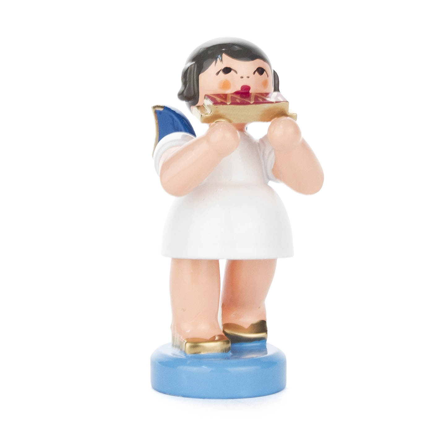 Eine Engel-Figur mit schwarzen Haaren, blauen Flügeln und weißem Kleid, die eine Mundharmonika spielt und auf einem blauen Sockel steht. im Dregeno Online Shop günstig kaufen