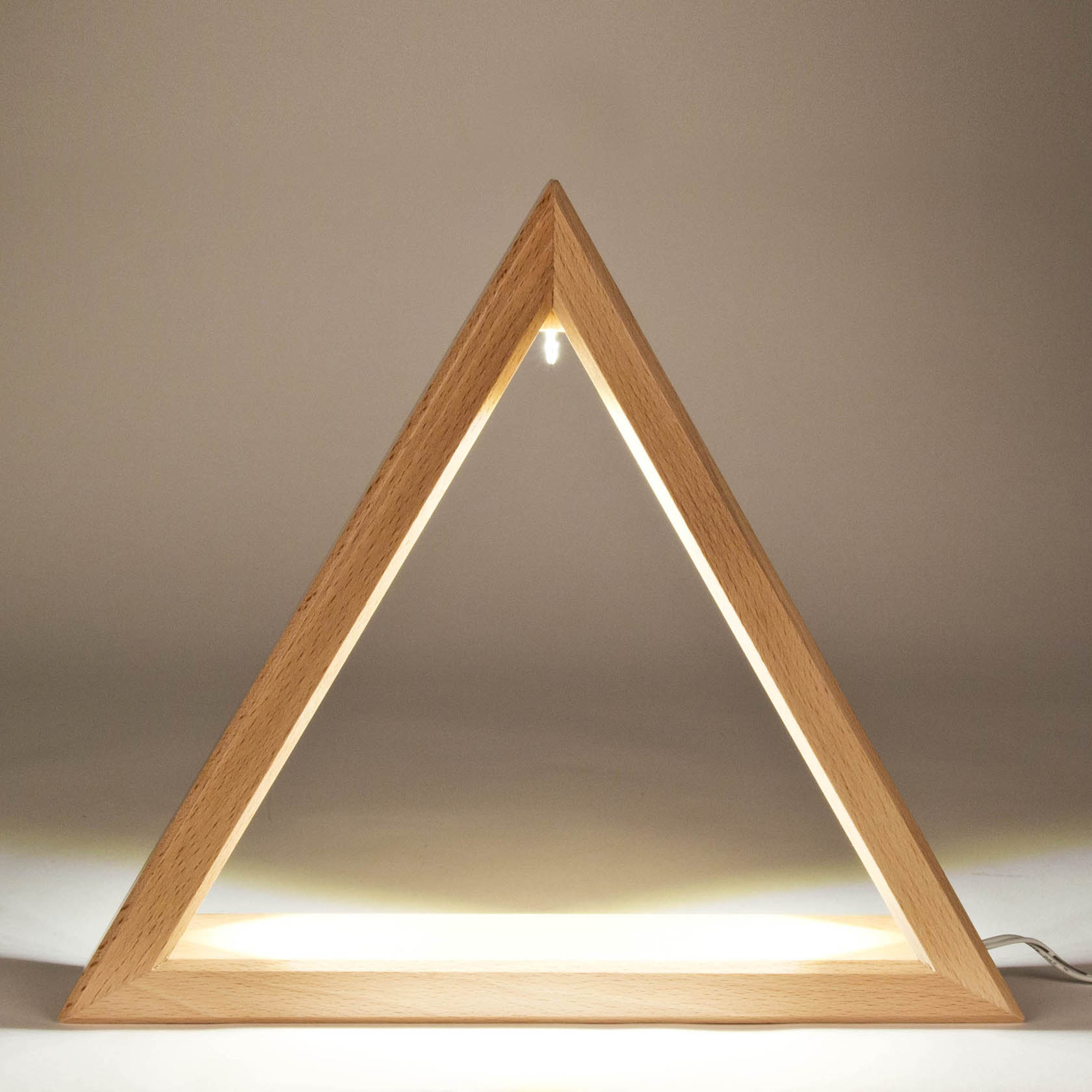 Ein dreieckiger Holzrahmen mit warmweißer LED-Beleuchtung, die die Innenseite des Dreiecks erhellt. Der Rahmen steht stabil auf einer Fläche.