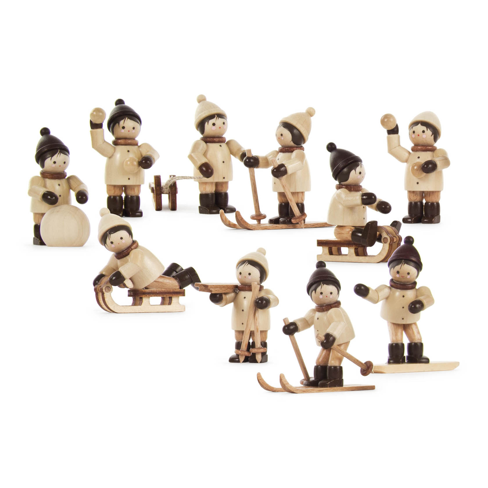 Eine Sammlung von zehn hölzernen Miniaturfiguren von Winterkindern in naturfarbenen Outfits, die verschiedene Winteraktivitäten wie Schlittenfahren und Skifahren darstellen. im Dregeno Online Shop günstig kaufen