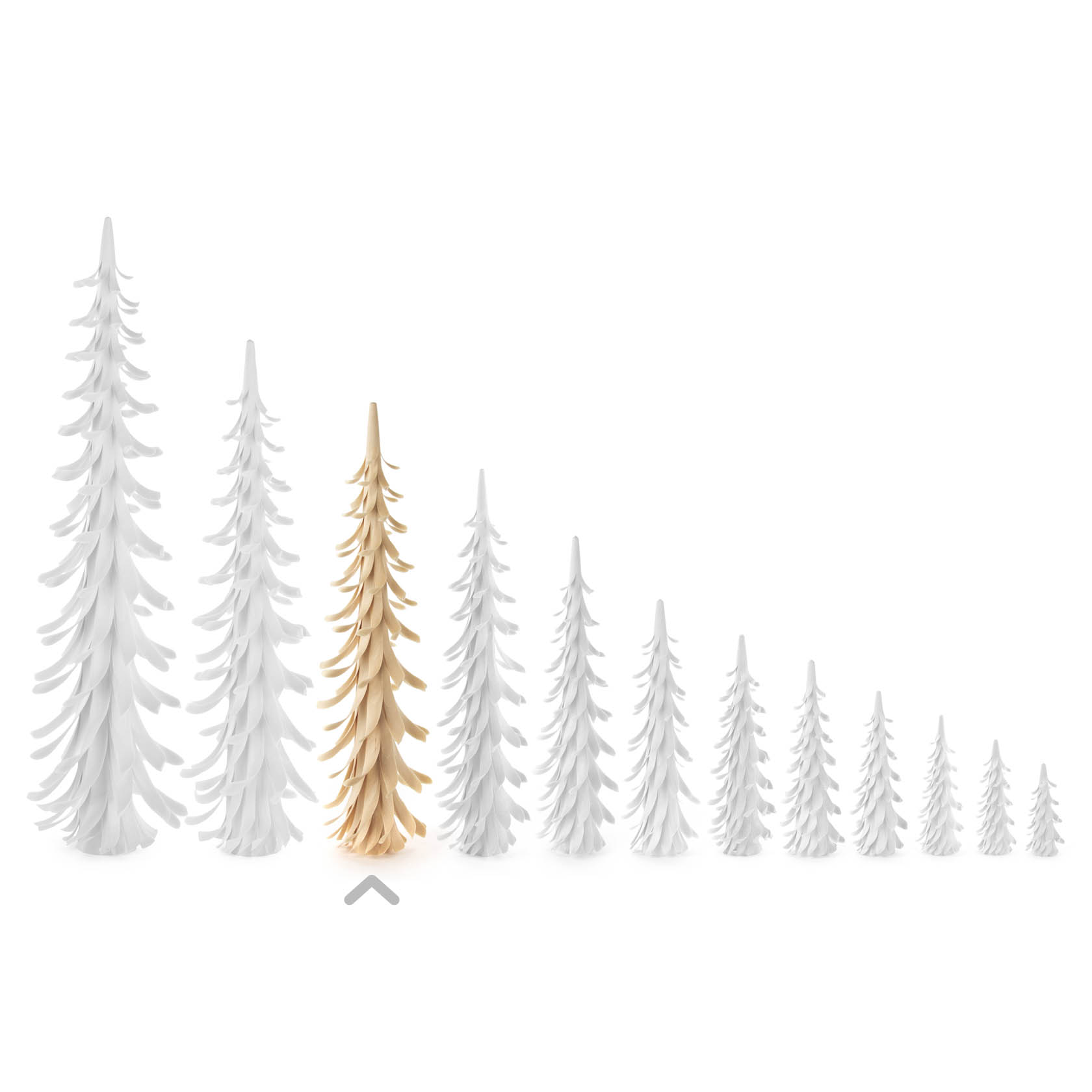 Eine Reihe von spiralförmig gestalteten Weihnachtsbäumen aus Holz, wobei der größte in der Mitte in einer natürlichen Holzfarbe ist.