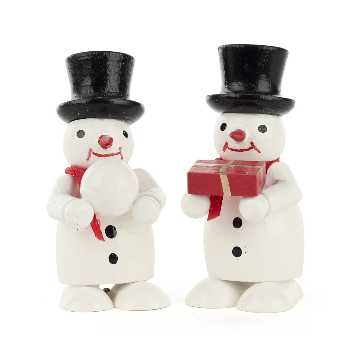 Zwei lächelnde Schneemannfiguren mit schwarzen Zylindern. Einer hält einen Schneeball, der andere ein rotes Geschenk mit goldener Schleife. im Dregeno Online Shop günstig kaufen