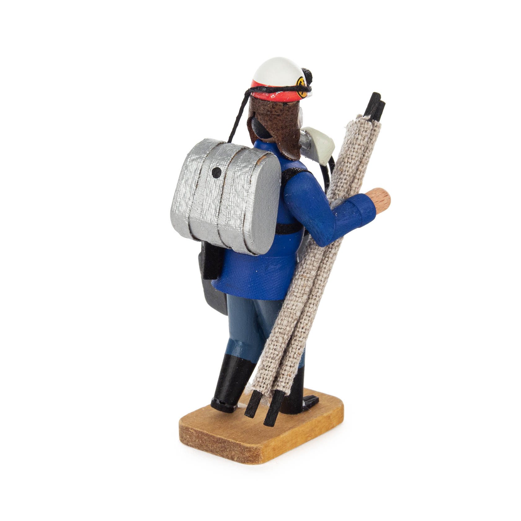 Rückansicht einer Holzfigur eines Grubenwehrmanns, der einen silbernen Rucksack, einen Helm mit Lampe und Schutzkleidung trägt, mit einer Leiter in der Hand.