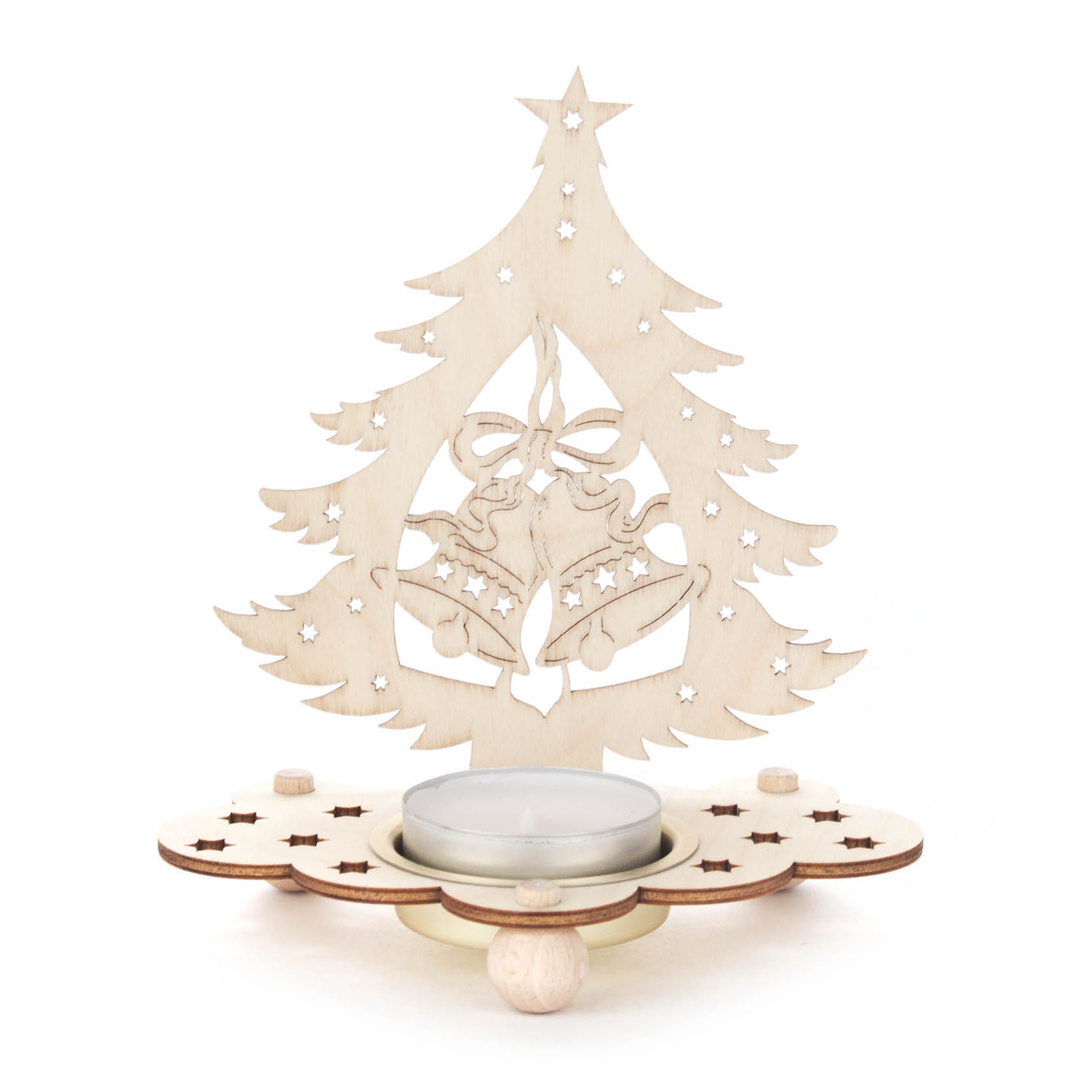 Ein dekorativer Teelichthalter aus Holz, geformt wie ein Weihnachtsbaum mit ausgeschnittenen Sternen und Glocken in der Mitte. Vorderseite hat Platz für ein Teelicht. im Dregeno Online Shop günstig kaufen