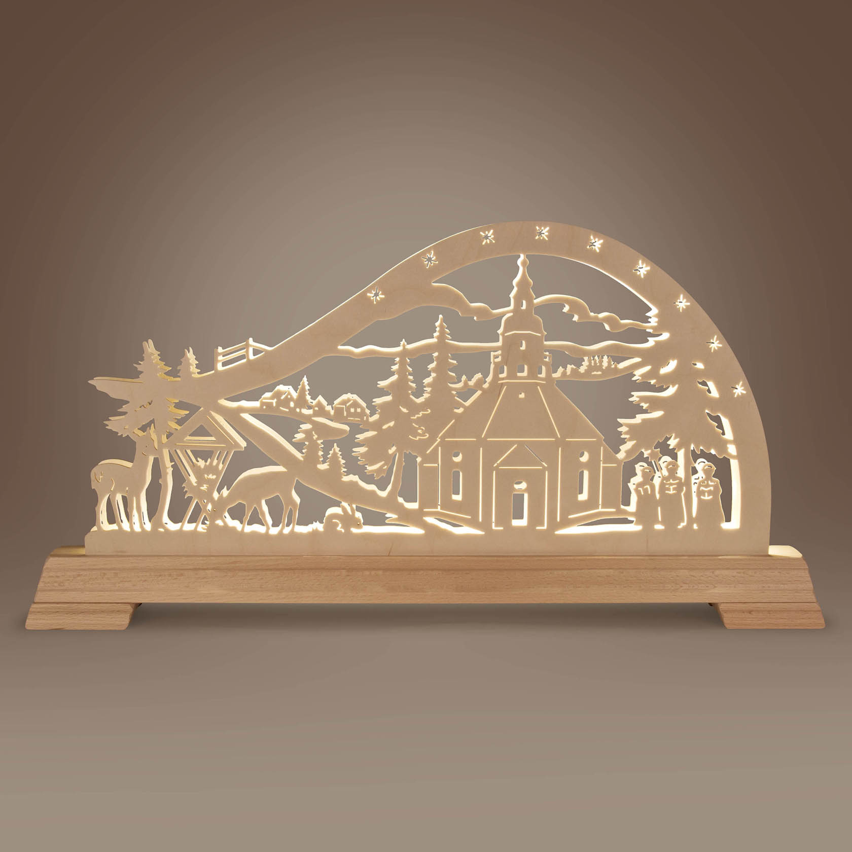 Ein Schwibbogen aus Holz mit der detaillierten Darstellung der Seiffener Kirche, umgeben von Bäumen, Wolken und Personen, beleuchtet von LEDs.