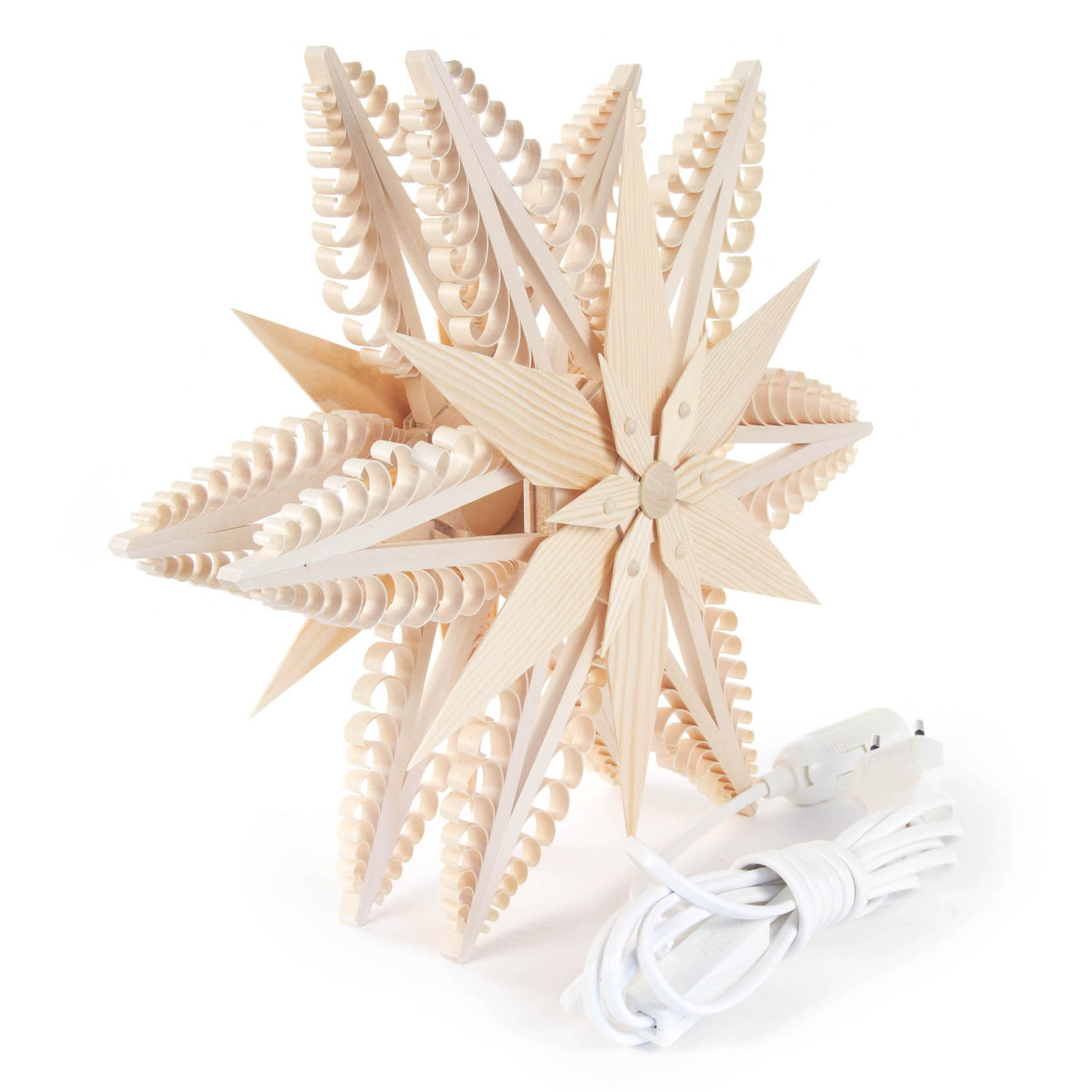 Ein dekorativer Spanstern aus Holz mit elektrischer Beleuchtung und einem Netzstecker. Der Stern hat filigrane, spiralförmige Muster.