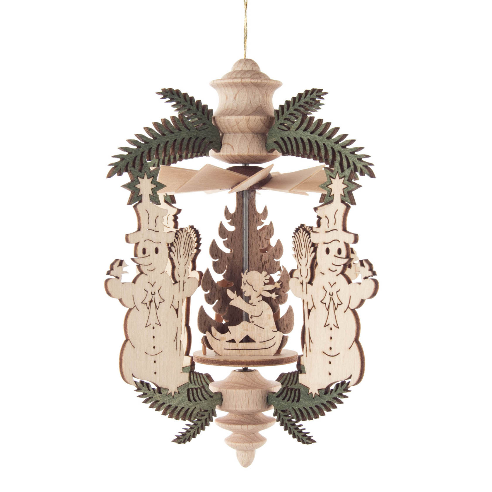 Hängedekoration aus Holz mit zwei lächelnden Schneemännern, zentraler Tanne und einem Engel, umgeben von grünen Zweigen. im Dregeno Online Shop günstig kaufen