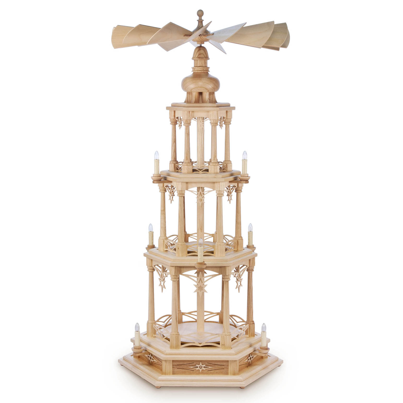 Holzpyramide mit drei Ebenen, geschmückt mit Sternenverzierungen, elektrischer Beleuchtung und einem elektrischen Antrieb, ohne Figuren. im Dregeno Online Shop günstig kaufen