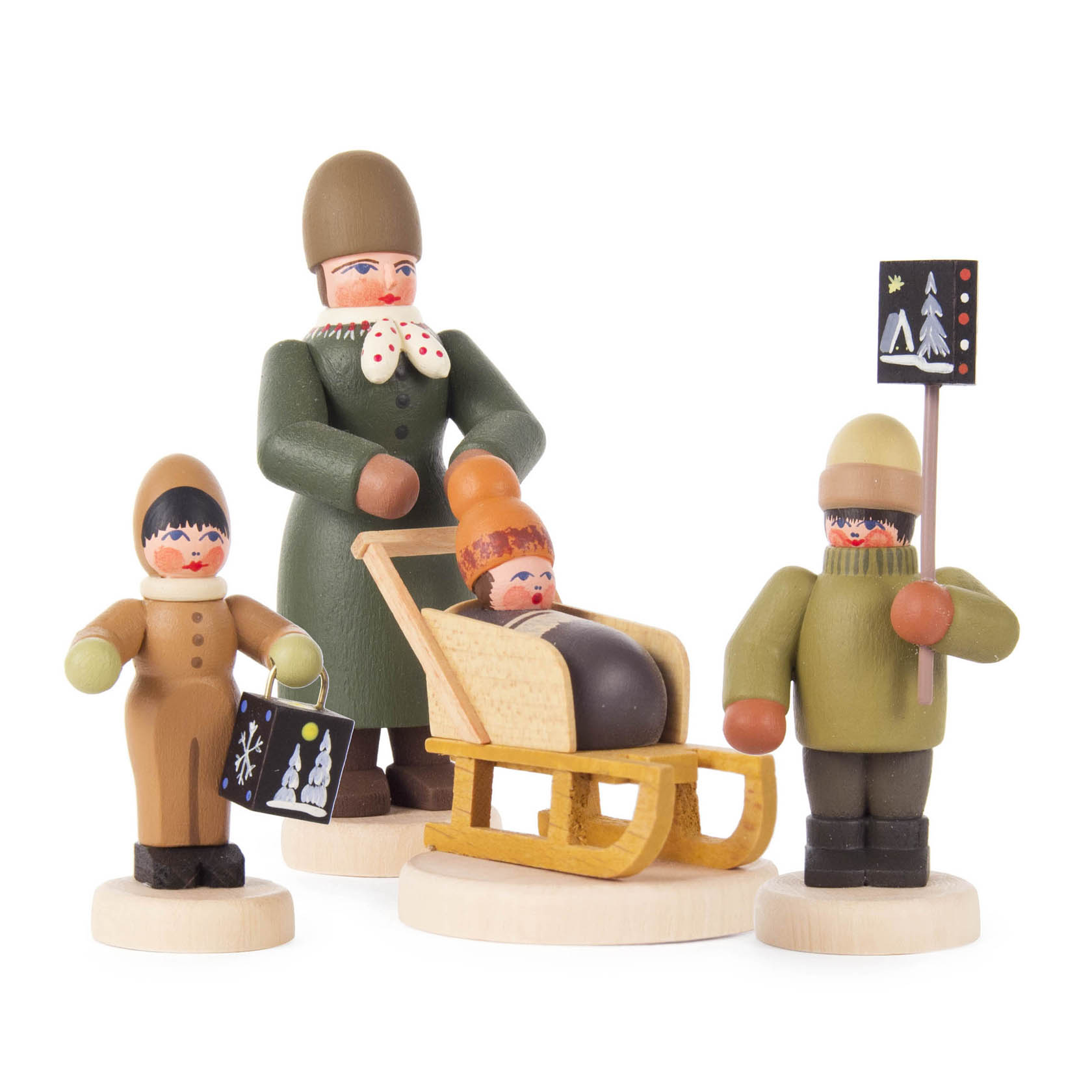 Holzfiguren zeigen eine Mutter in Winterkleidung mit Schlitten, auf dem ein Kind sitzt, und zwei weitere Kinder, die festliche Schilder halten. im Dregeno Online Shop günstig kaufen