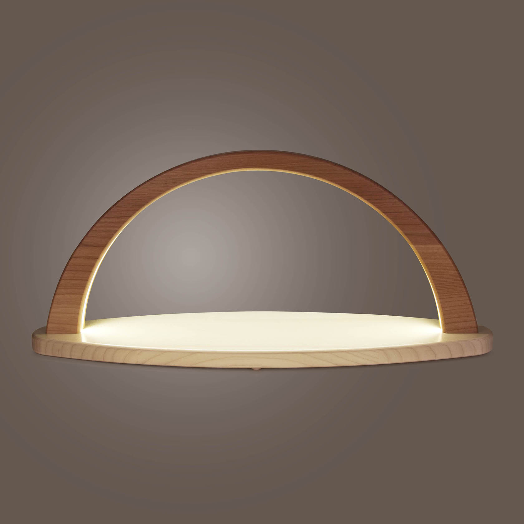 Ein moderner, minimalistischer Schwibbogen mit LED-Beleuchtung, der aus hellem Holz gefertigt ist. Der Schwibbogen ist unbestückt und strahlt warmes Licht aus.