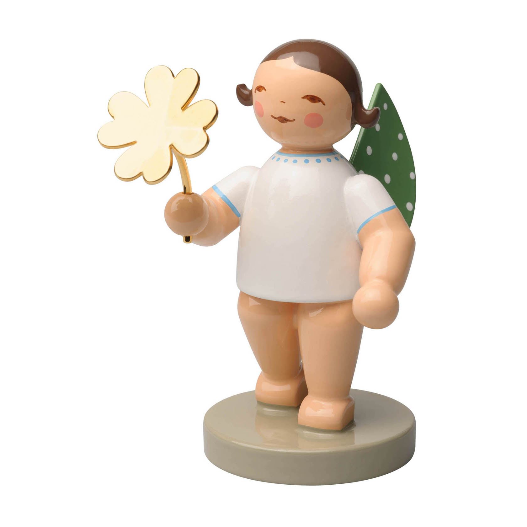 Holzengel mit grün gepunkteten Flügeln, der ein vergoldetes vierblättriges Kleeblatt in der Hand hält, steht auf einem runden Sockel. im Dregeno Online Shop günstig kaufen