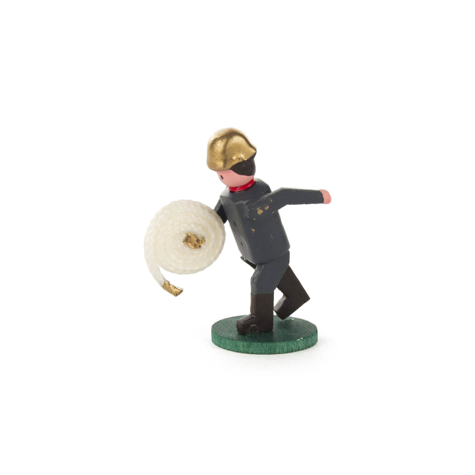 Figur eines Miniatur-Feuerwehrmanns mit goldenem Helm und schwarzer Uniform, der eine weiße Schlauchrolle trägt. Er steht auf einer grünen Basis. im Dregeno Online Shop günstig kaufen