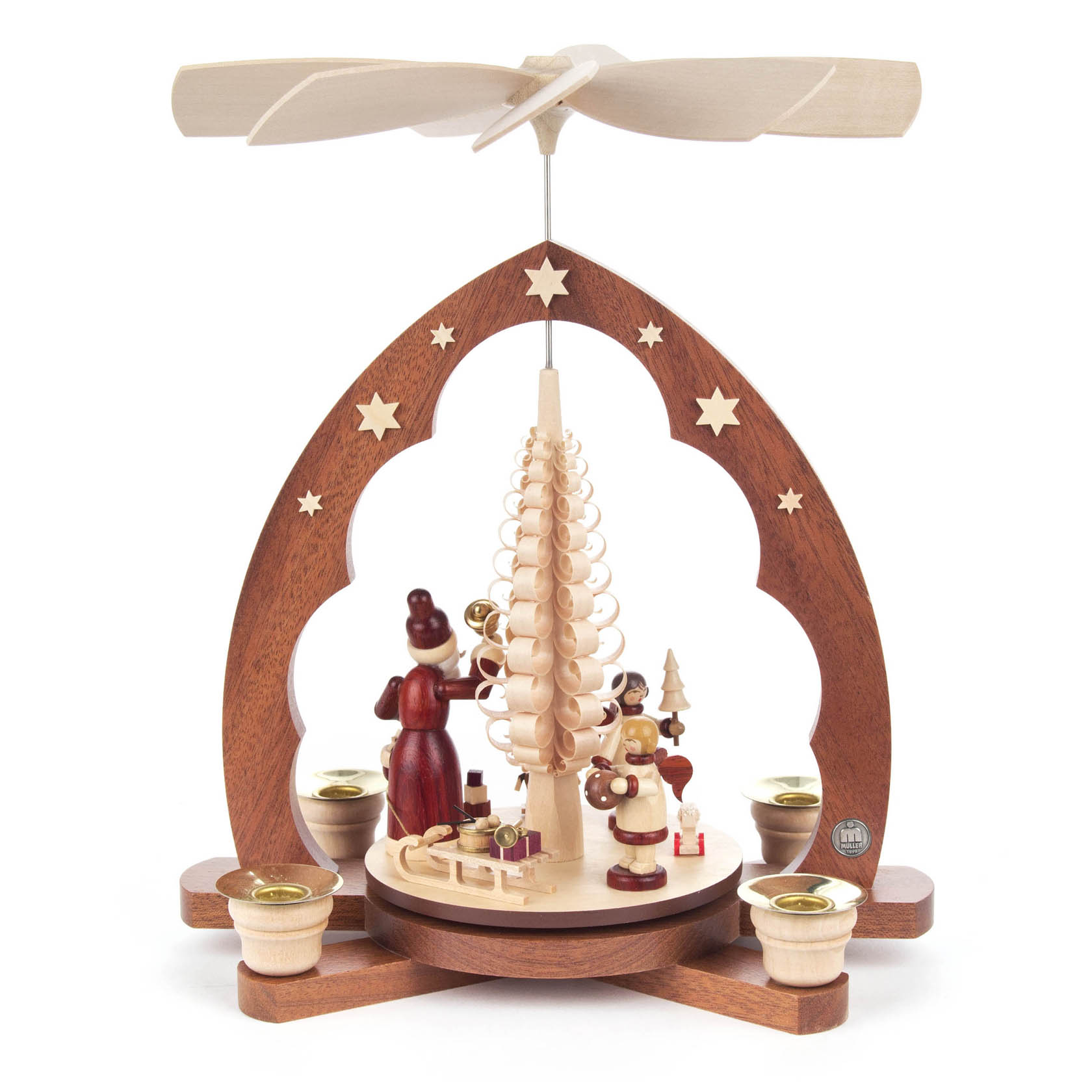 Holzpyramide mit einer weißen Spirale in der Mitte, umgeben von Holzfiguren, die weihnachtliche Szenen darstellen. Auf Stehfläche vier Kerzenhalter.
