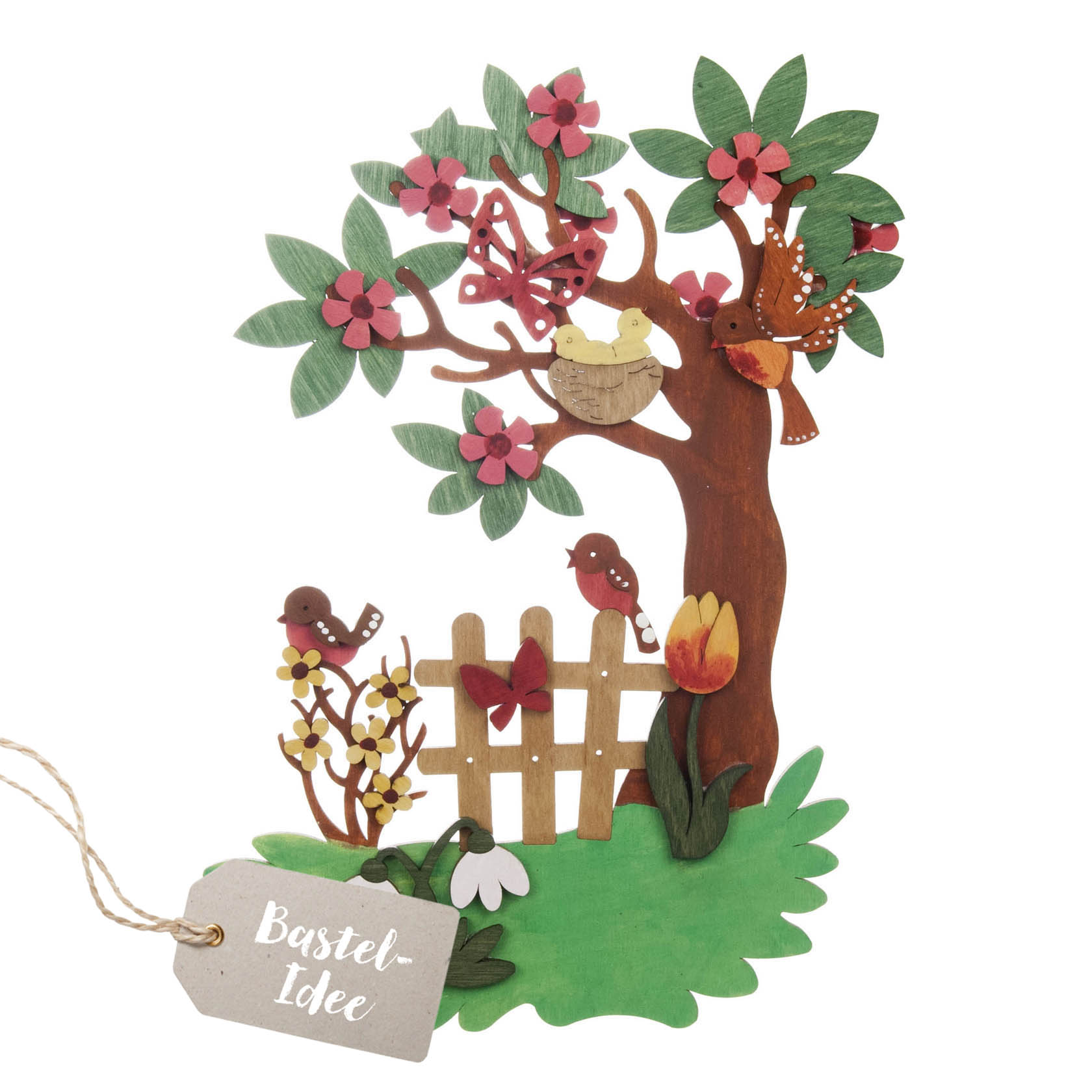 Ein Bastelset für ein Fensterbild zeigt einen Baum mit pinken Blüten, zwei Vögeln und einem Nest. Ein Zaun, Blumen und ein Schmetterling sind ebenfalls sichtbar. im Dregeno Online Shop günstig kaufen