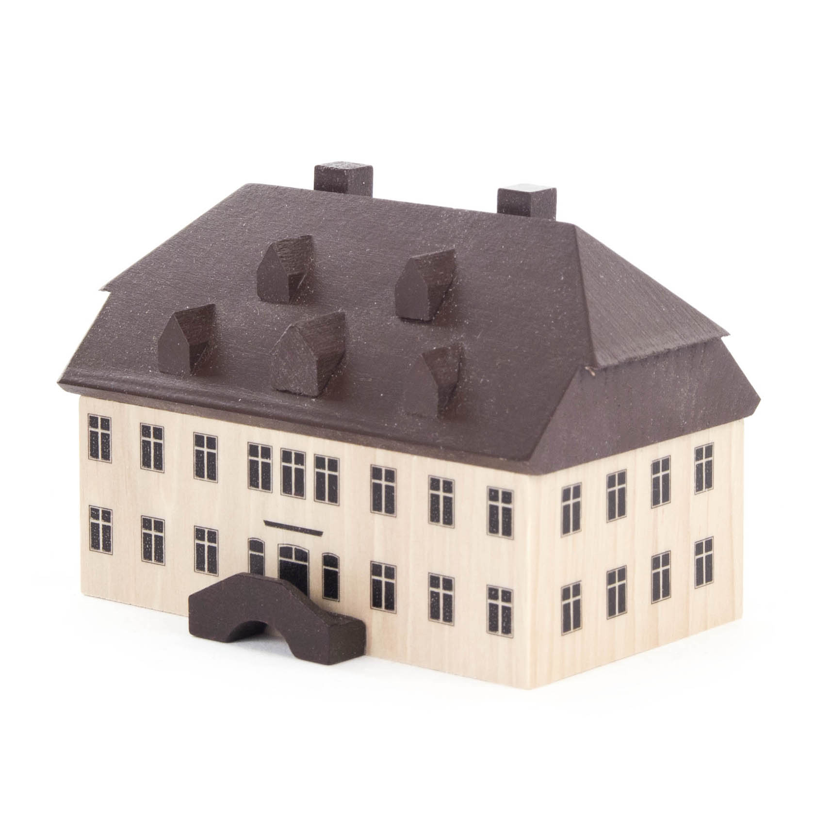 Holzminiatur eines traditionellen Gebäudes, das die Alte Seiffener Schule darstellt. Es hat ein dunkles Satteldach und helle Wände mit mehreren Fenstern. im Dregeno Online Shop günstig kaufen