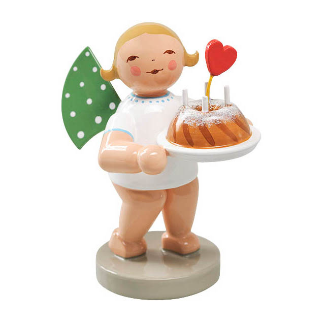 Engel mit blondem Haar und grünem Flügel, der einen Gugelhupf mit zwei Kerzen und einem Herz auf einem Teller hält. im Dregeno Online Shop günstig kaufen