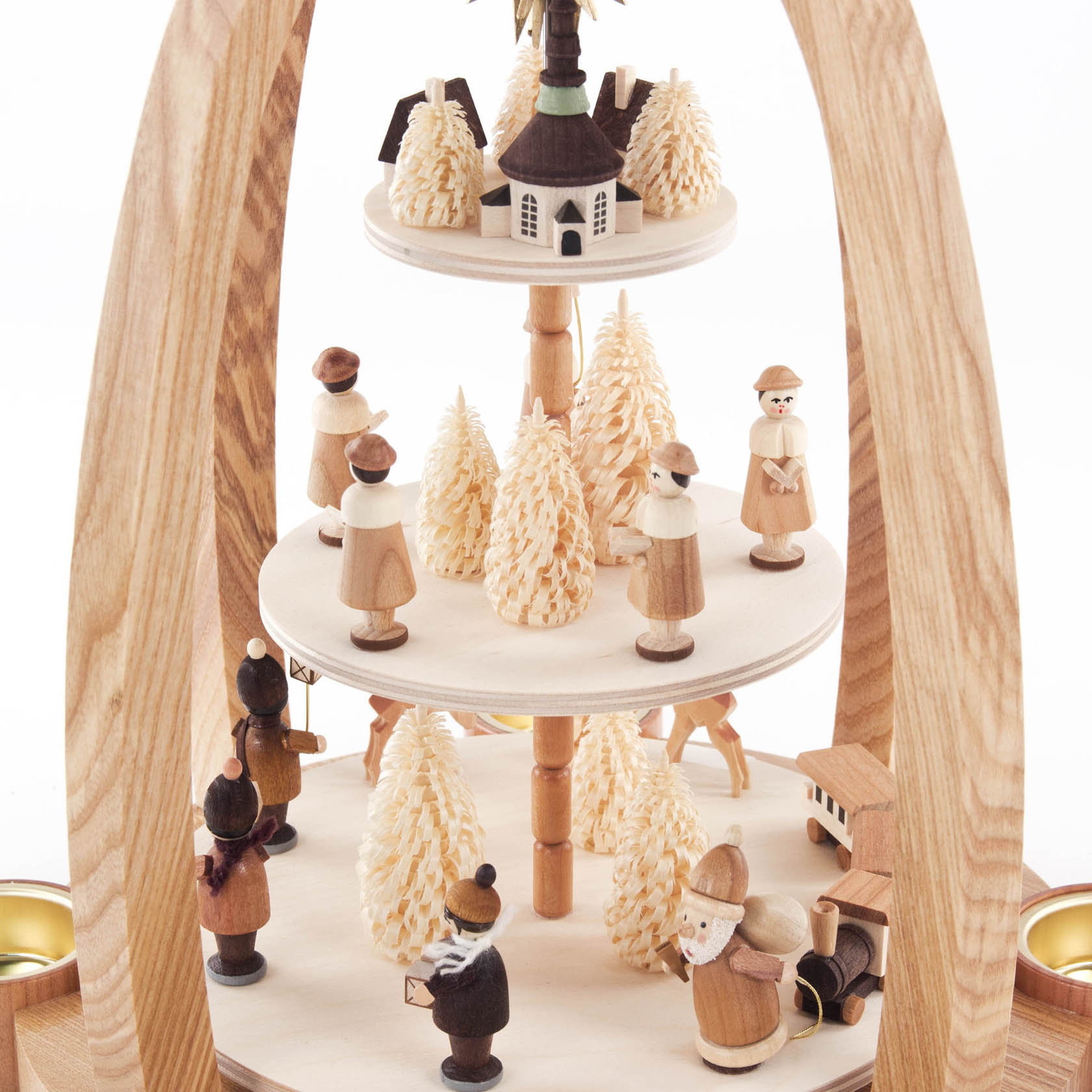 Dreistöckige Pyramide mit Holzfiguren und Bäumen, auf jeder Ebene unterschiedliche figürliche Szenen, darunter Männer, Frauen und Kinder in traditioneller Kleidung.