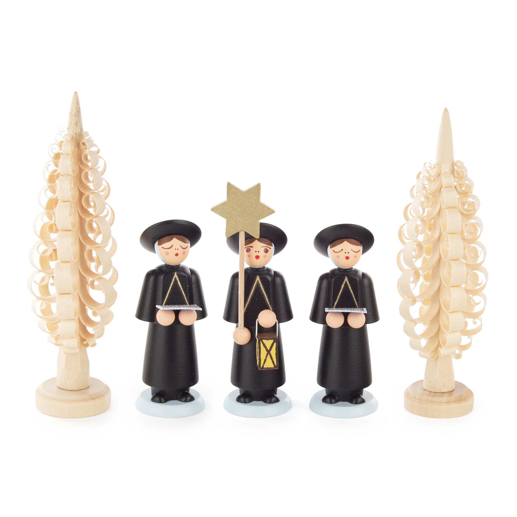 Drei traditionelle schwarze Kurrendefiguren mit Hüten, eine mit einem goldenen Stern und Laterne, flankiert von zwei filigranen Spanbäumchen. im Dregeno Online Shop günstig kaufen