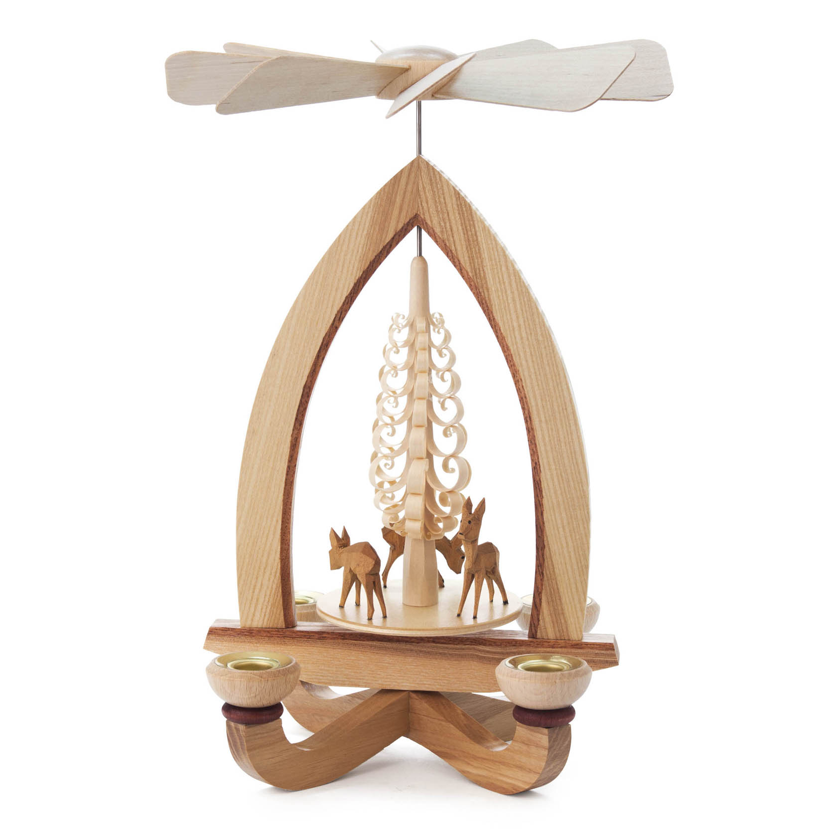 Holzpyramide mit sich drehendem Flügelrad, darunter drei geschnitzte Rehe um einen Baum. Vier Kerzenhalter sind am Gestell befestigt. im Dregeno Online Shop günstig kaufen