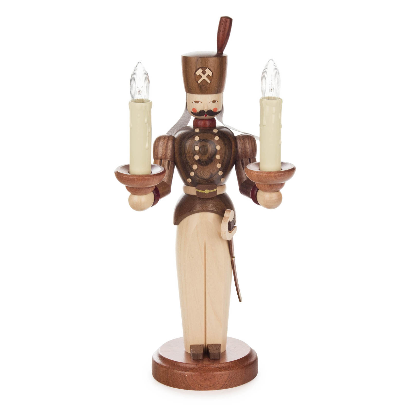 Holzfigur eines Bergmanns im traditionellen Outfit mit zwei elektrischen Kerzen in den Händen. Die Figur steht auf einem runden Sockel.