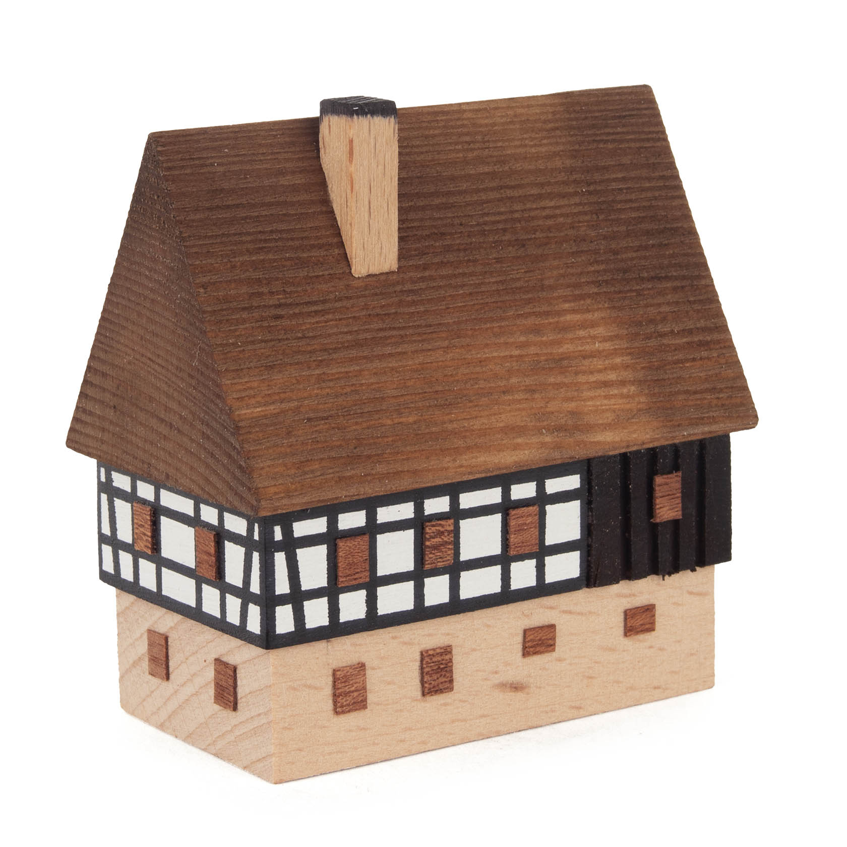 Holzmodell eines zweistöckigen Fachwerkbauernhauses mit verbrettertem Obergeschoss und schwarzem Schornstein auf dem Satteldach.