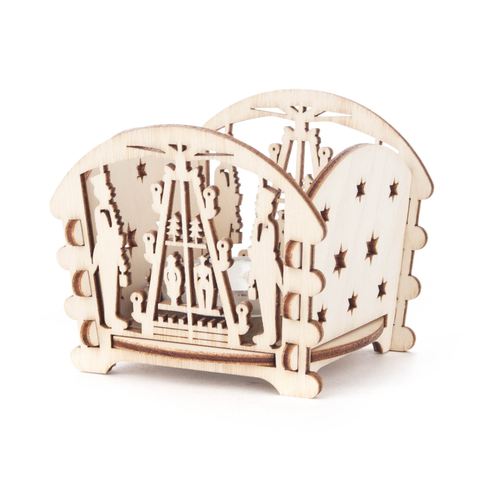 Ein Teelichthalter aus hellem Holz in Form einer Pyramide mit ausgeschnittenen Sternmotiven und filigranen, geschnittenen Figuren im Inneren. im Dregeno Online Shop günstig kaufen