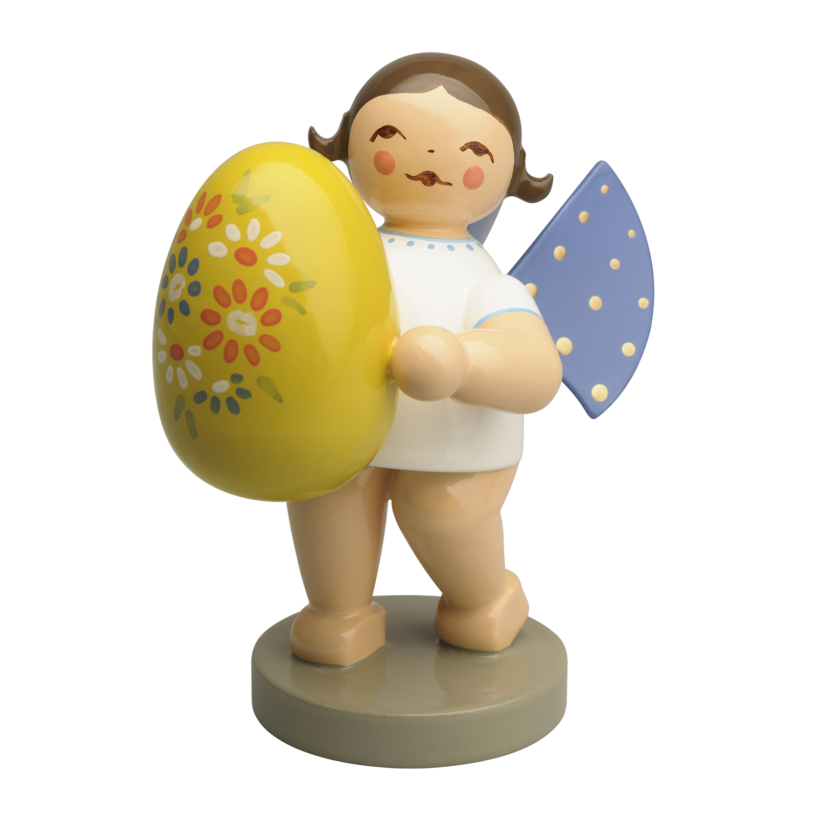Holzfigur eines Engels mit blauen gepunkteten Flügeln, der ein großes gelbes Osterei mit floraler Bemalung hält. im Dregeno Online Shop günstig kaufen