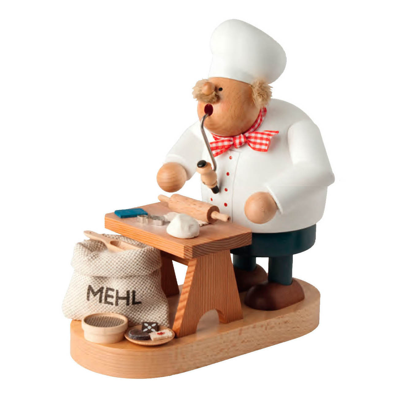 Ein Räuchermann in Form eines Bäckers steht neben einem Tisch mit Teig und einem Nudelholz. Er trägt eine weiße Mütze und hat eine Pfeife im Mund. im Dregeno Online Shop günstig kaufen