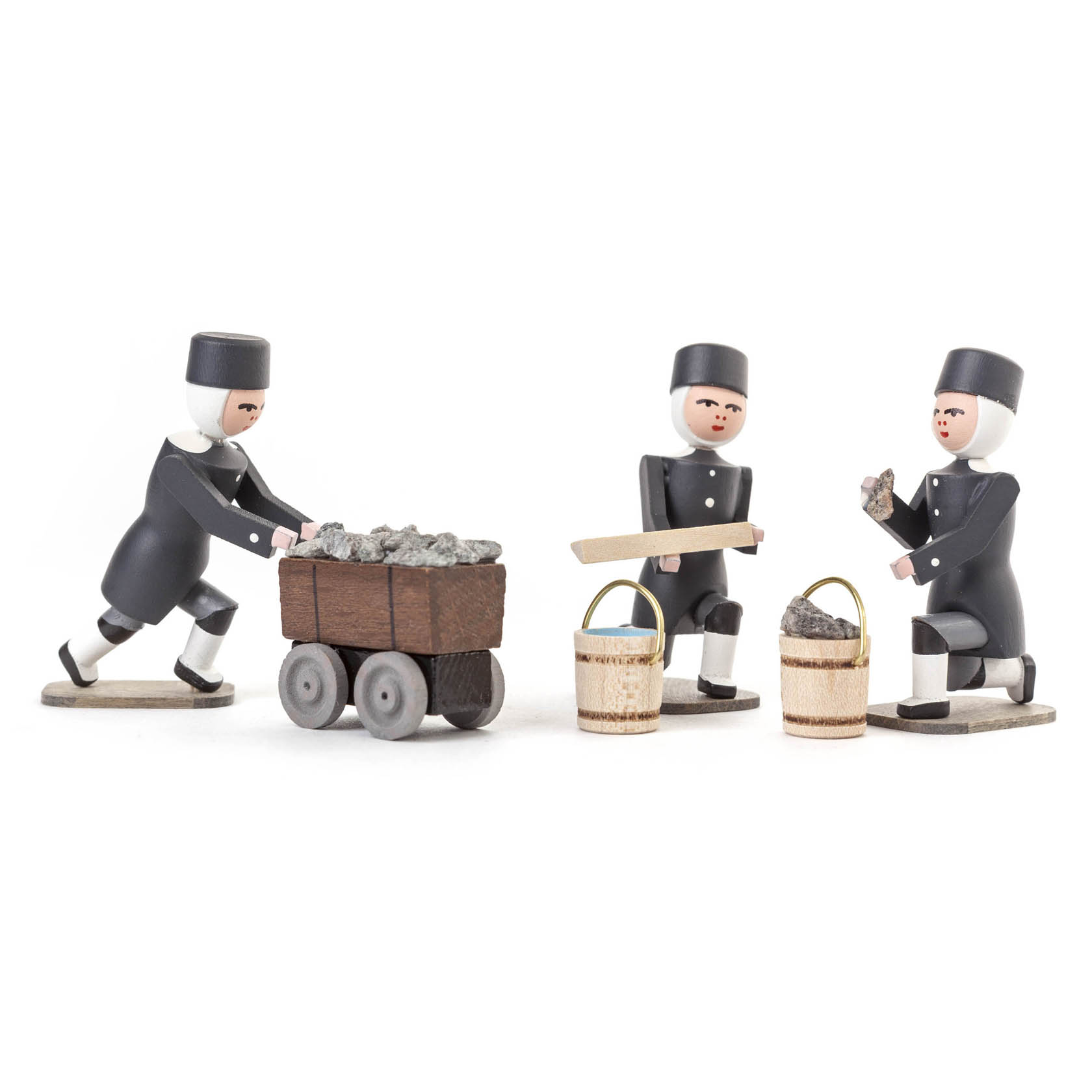 Drei Holzfiguren in Bergmannsuniformen. Einer schiebt einen Wagen mit Steinen, ein anderer hält ein Holzbrett, und der dritte hält einen Stein mit zwei Eimern. im Dregeno Online Shop günstig kaufen