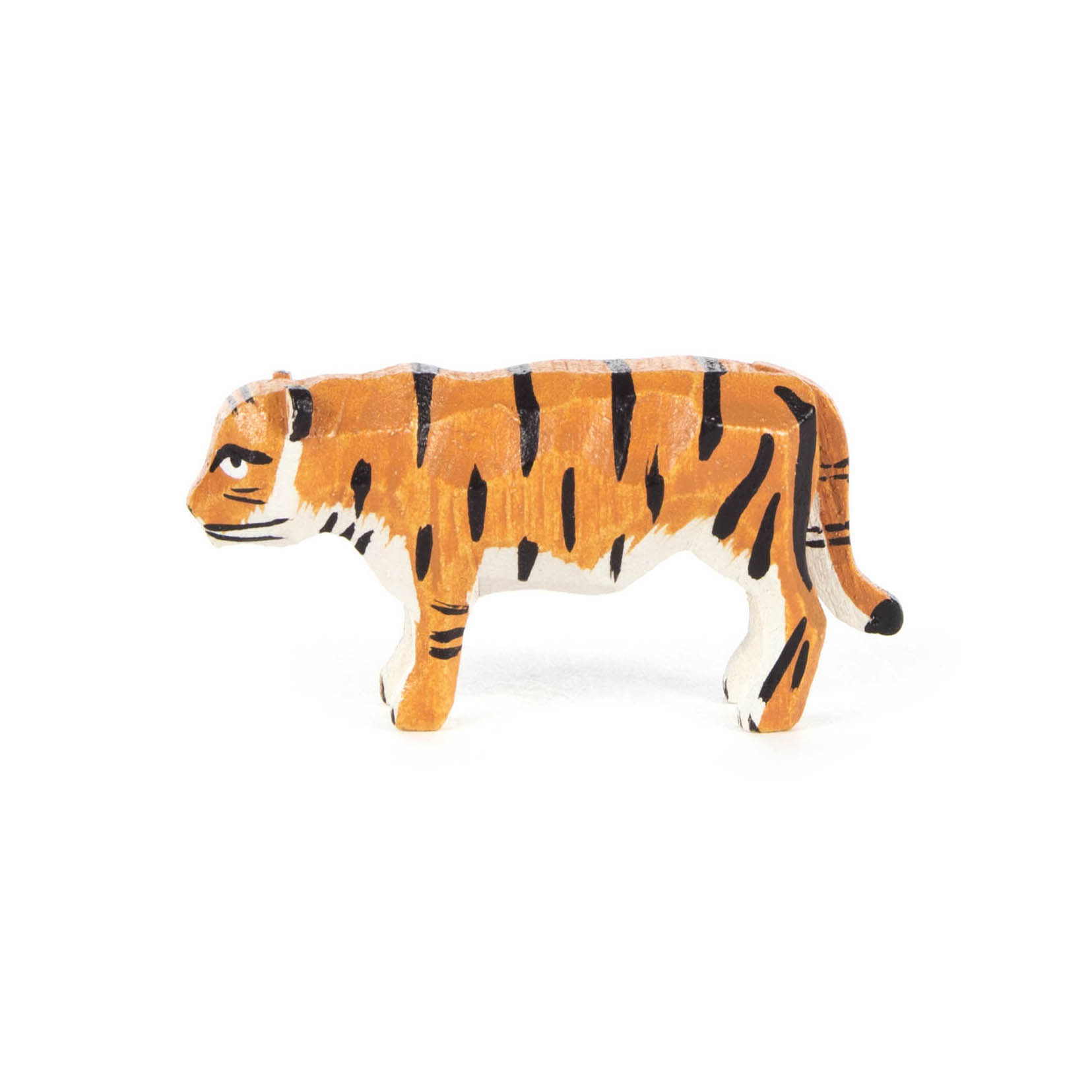 Holzspielzeug-Tiger in natürlicher Haltung mit orange-schwarzem Streifenmuster. im Dregeno Online Shop günstig kaufen