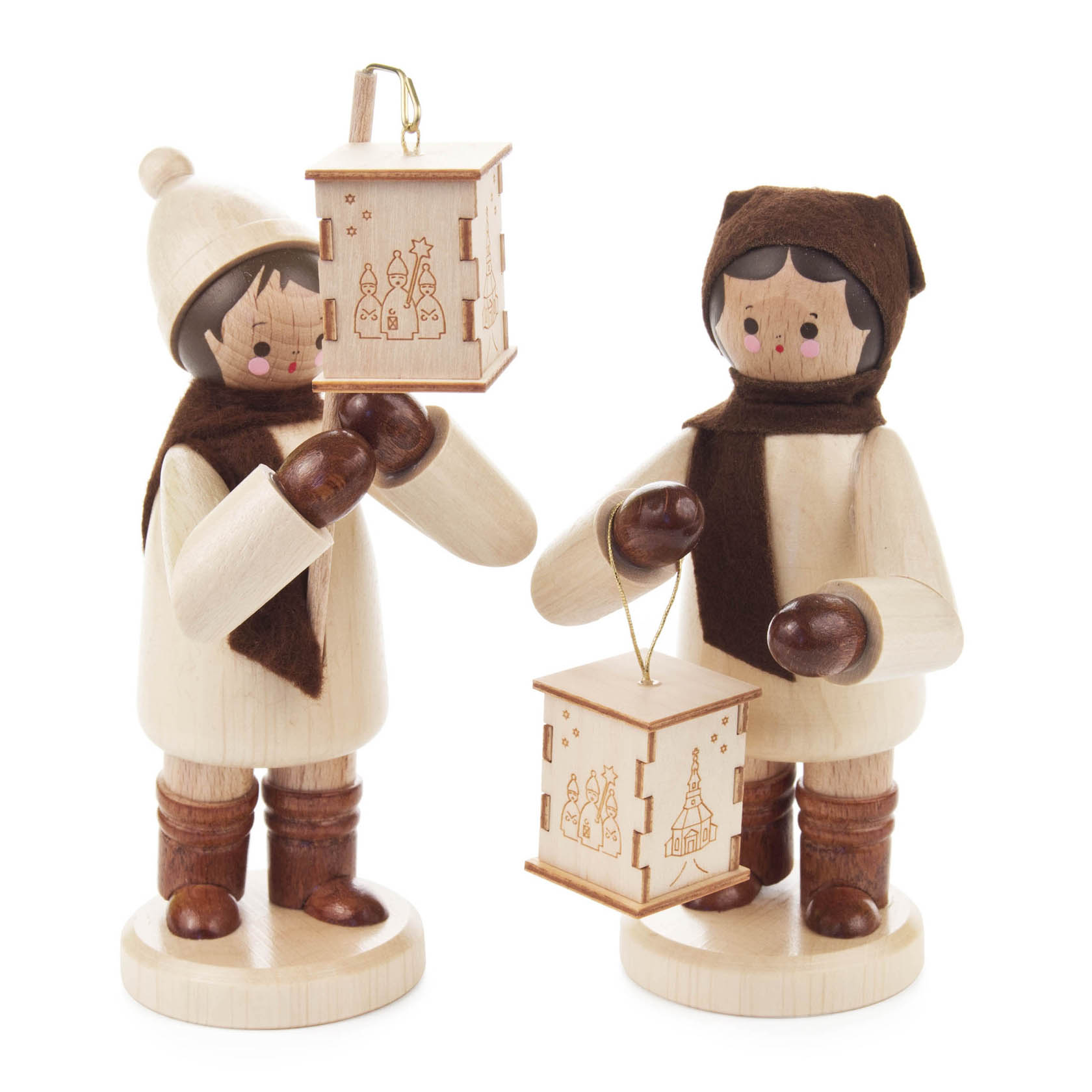 Zwei Holzfiguren von Kindern in Winterkleidung, die Laternen aus Holz tragen. im Dregeno Online Shop günstig kaufen