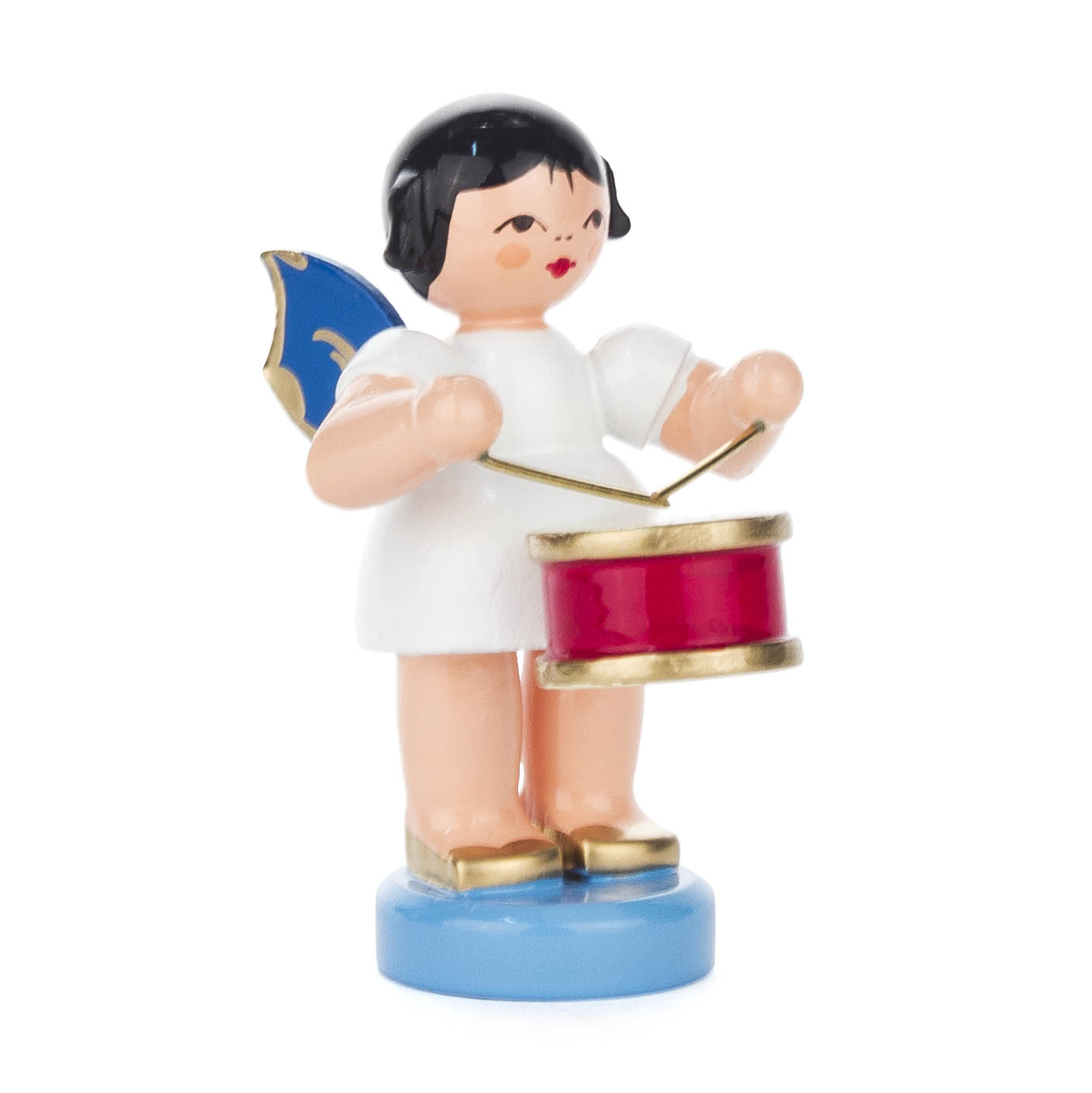 Eine Engel-Figur mit blauer Flügeln, die eine rote Trommel hält. Der Engel trägt ein weißes Gewand und steht auf einem blauen Sockel. im Dregeno Online Shop günstig kaufen