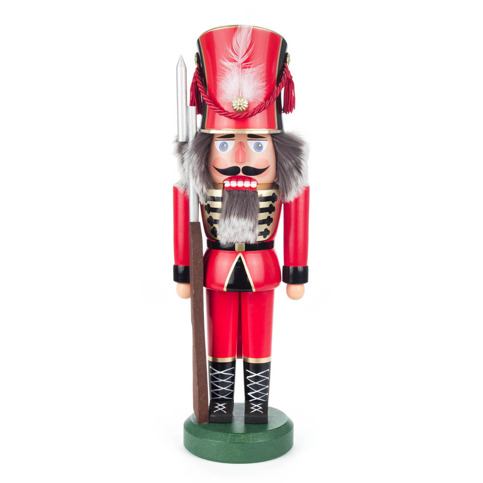Ein roter Nussknacker-Soldat mit schwarzem Hut und weißen Federverzierungen, der aufrecht steht. Die Figur hat ein grimmiges Gesicht und einen Schnurrbart. im Dregeno Online Shop günstig kaufen