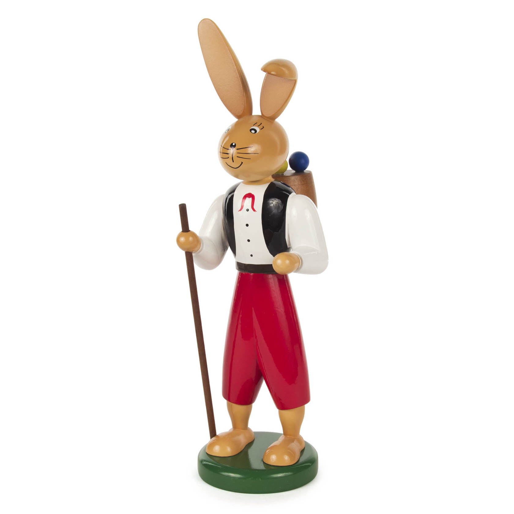 Holzfigur eines Hasenwanderburschen mit roter Hose, weißem Hemd und schwarzer Weste, einem Wanderstock in der Hand und einem Rucksack auf dem Rücken. im Dregeno Online Shop günstig kaufen
