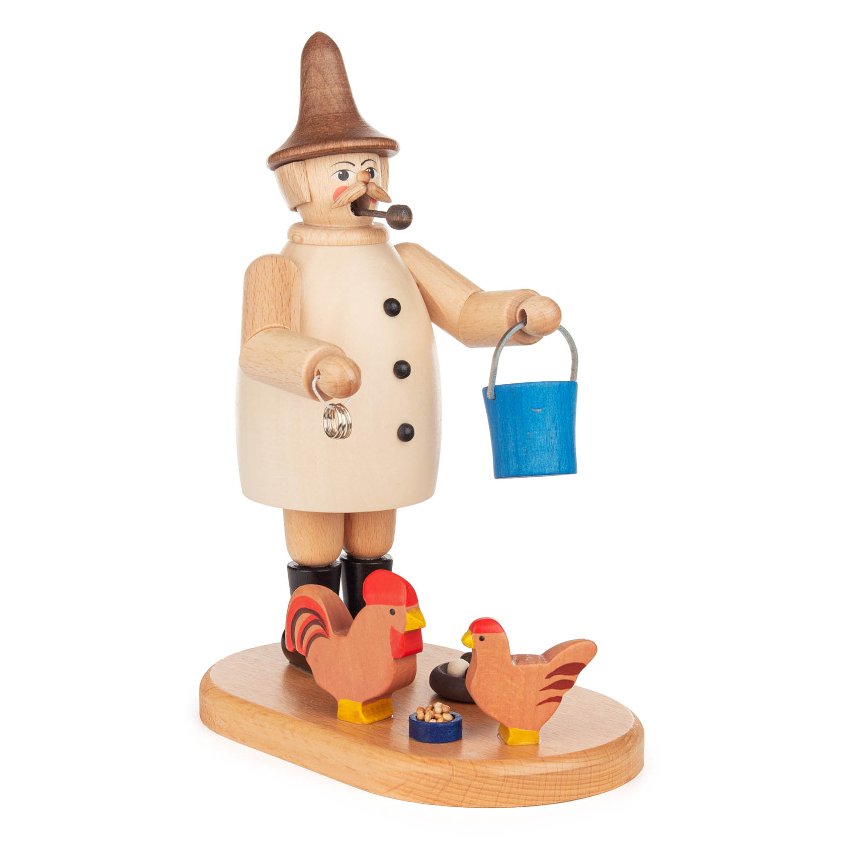 Holzfigur eines Räuchermanns als Geflügelzüchter mit blauem Eimer, umgeben von Hühnern und einem Futternapf auf einem Holzsockel. im Dregeno Online Shop günstig kaufen