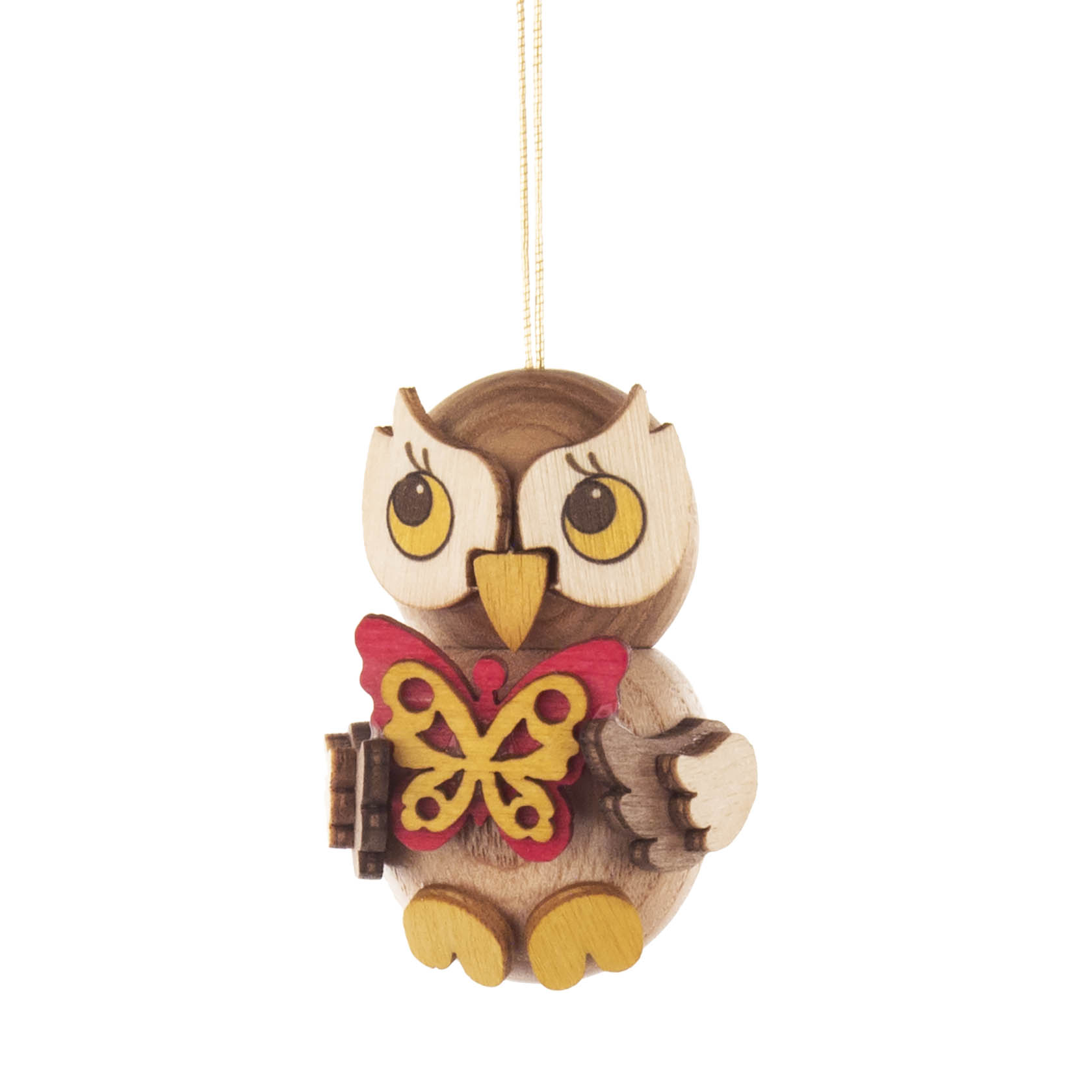 Ein hölzernes Eulenkind-Ornament mit großen, aufmerksamen Augen und einem roten Schmetterling auf seiner Brust, sitzt aufrecht. im Dregeno Online Shop günstig kaufen