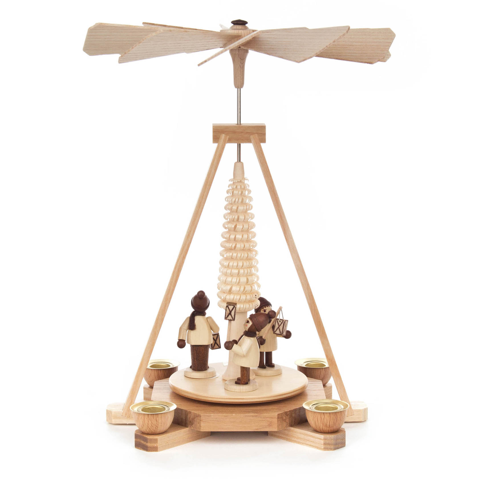 Holzpyramide mit drei figürlichen Laternenkindern, die um einen Baum herum angeordnet sind. Oben befindet sich ein Holzpropeller. im Dregeno Online Shop günstig kaufen