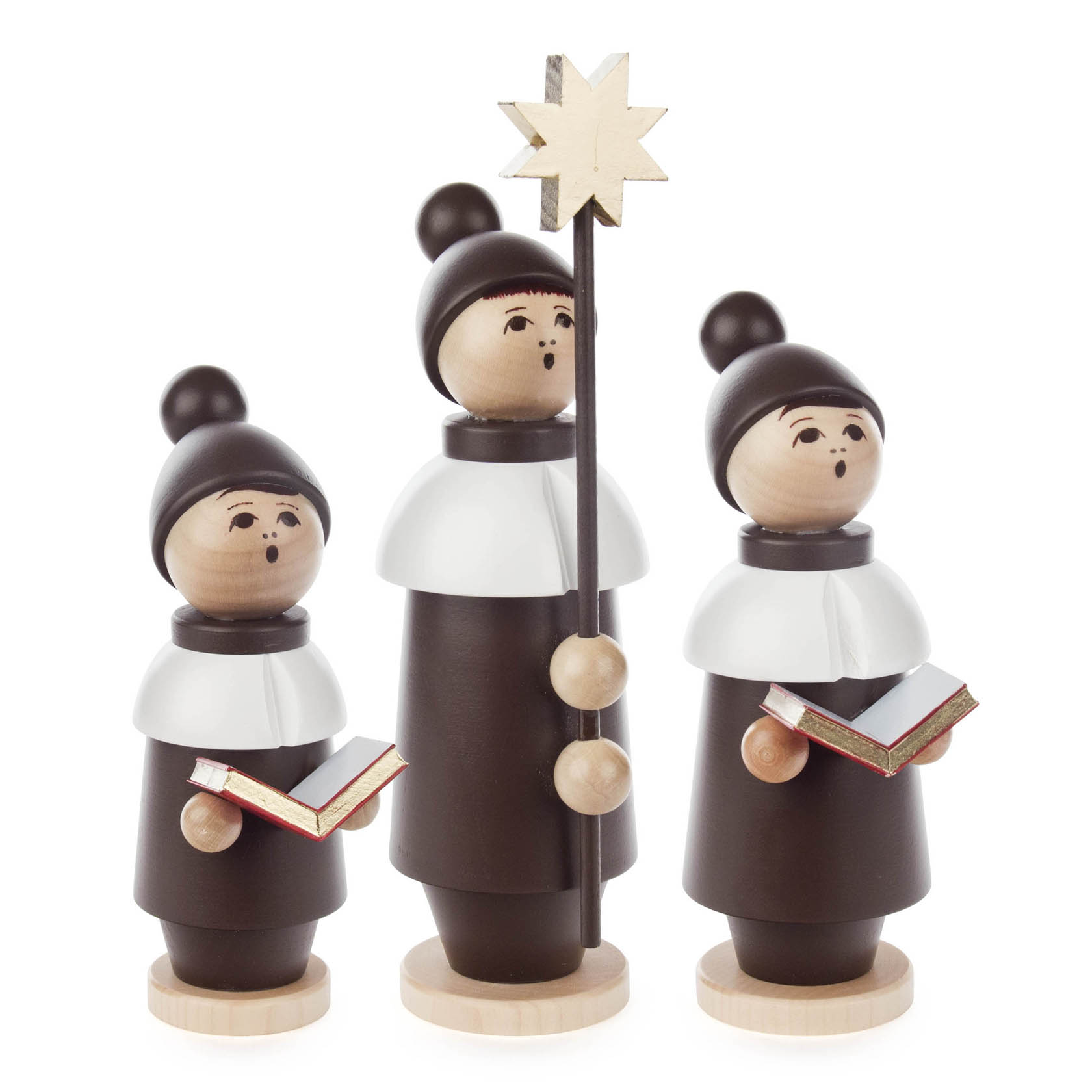 Drei Kurrende Sängerfiguren aus Holz in brauner Kleidung mit weißen Kragen, singen aus Büchern, eine Figur hält einen Stock mit einem Stern. im Dregeno Online Shop günstig kaufen
