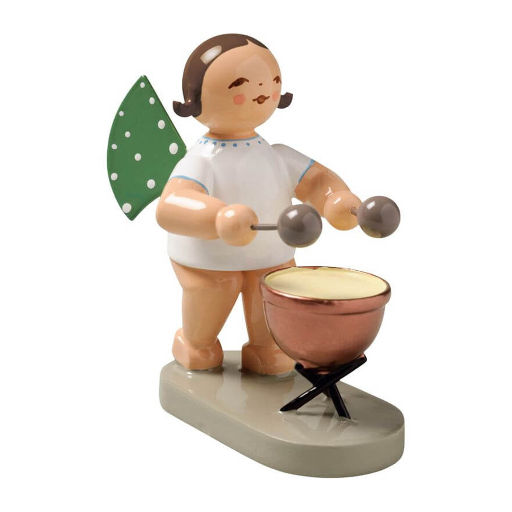 Figur eines Engels mit grünen Flügeln und weißen Punkten, der auf eine goldene Kesselpauke trommelt. im Dregeno Online Shop günstig kaufen