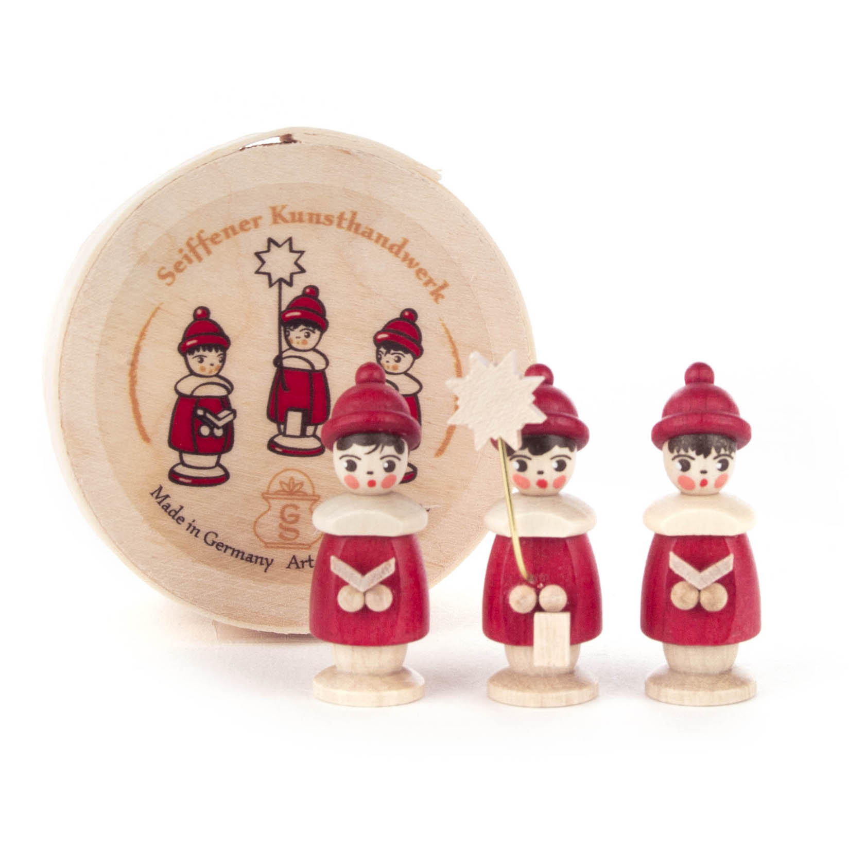 Drei hölzerne Kurrendefiguren, in roten Gewändern mit weißen Krägen, stehen vor einer Holzdose mit Aufschrift 'Seiffener Kunsthandwerk'. im Dregeno Online Shop günstig kaufen