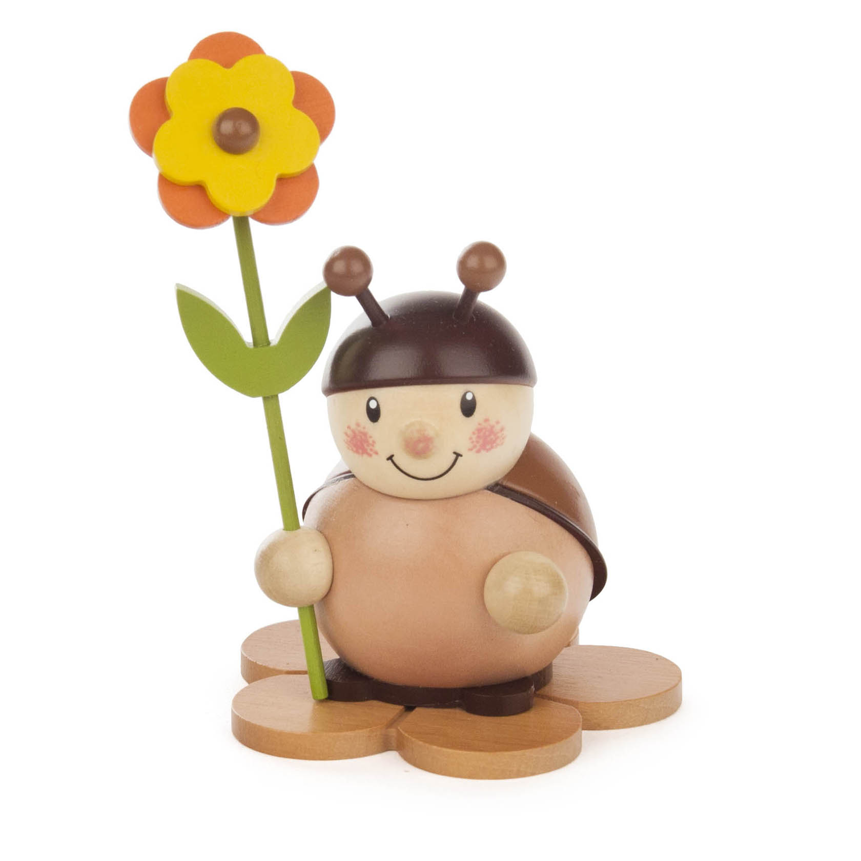 Holzfigur eines lächelnden Marienkäfers mit braunen Fühlern, der in der rechten Hand eine orange-gelbe Blume hält, auf einem blütenförmigen Holzsockel stehend. im Dregeno Online Shop günstig kaufen