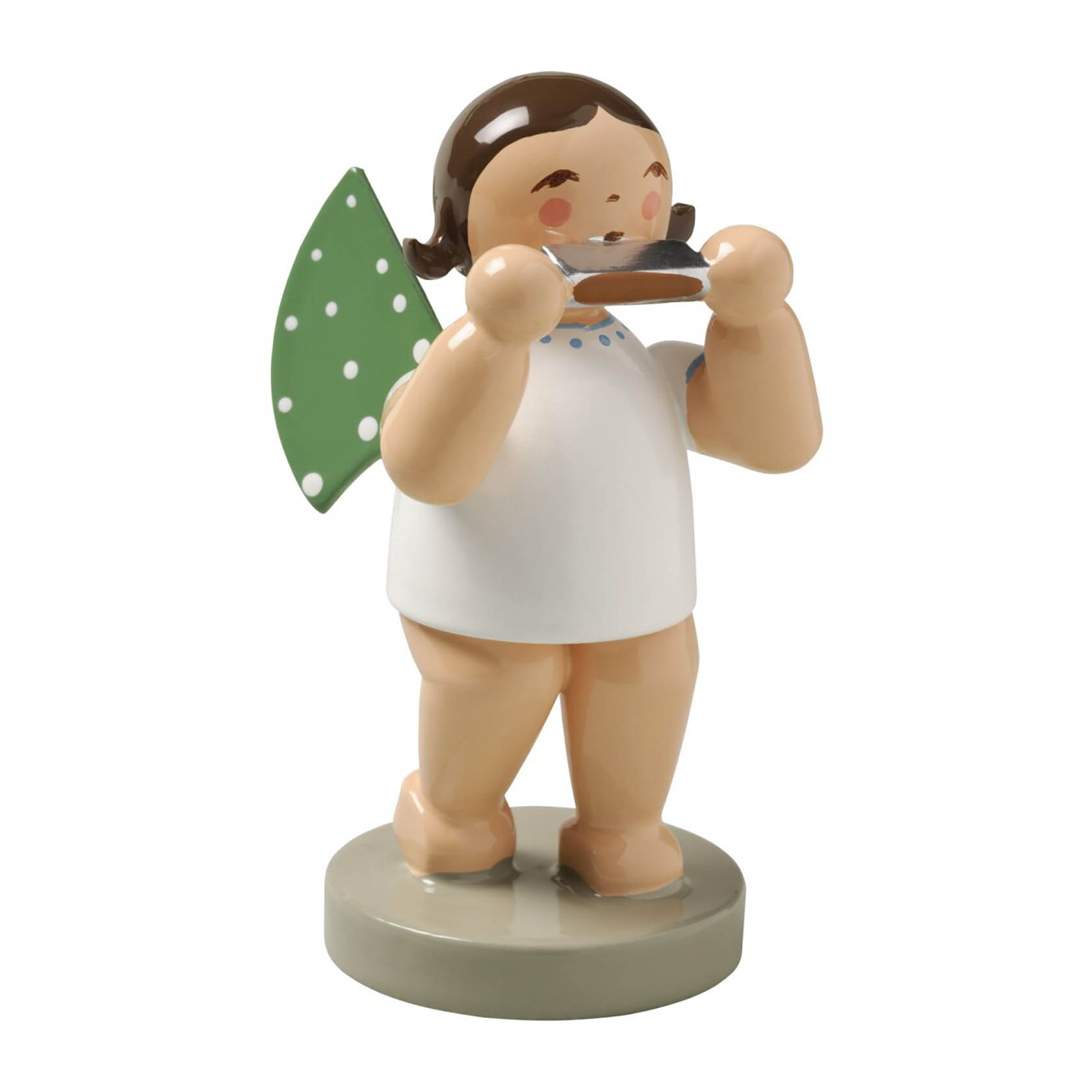 Figur eines Engels mit blonden Haaren, grünen Flügeln mit weißen Punkten, in einem weißen Kleid, der eine Mundharmonika spielt. im Dregeno Online Shop günstig kaufen