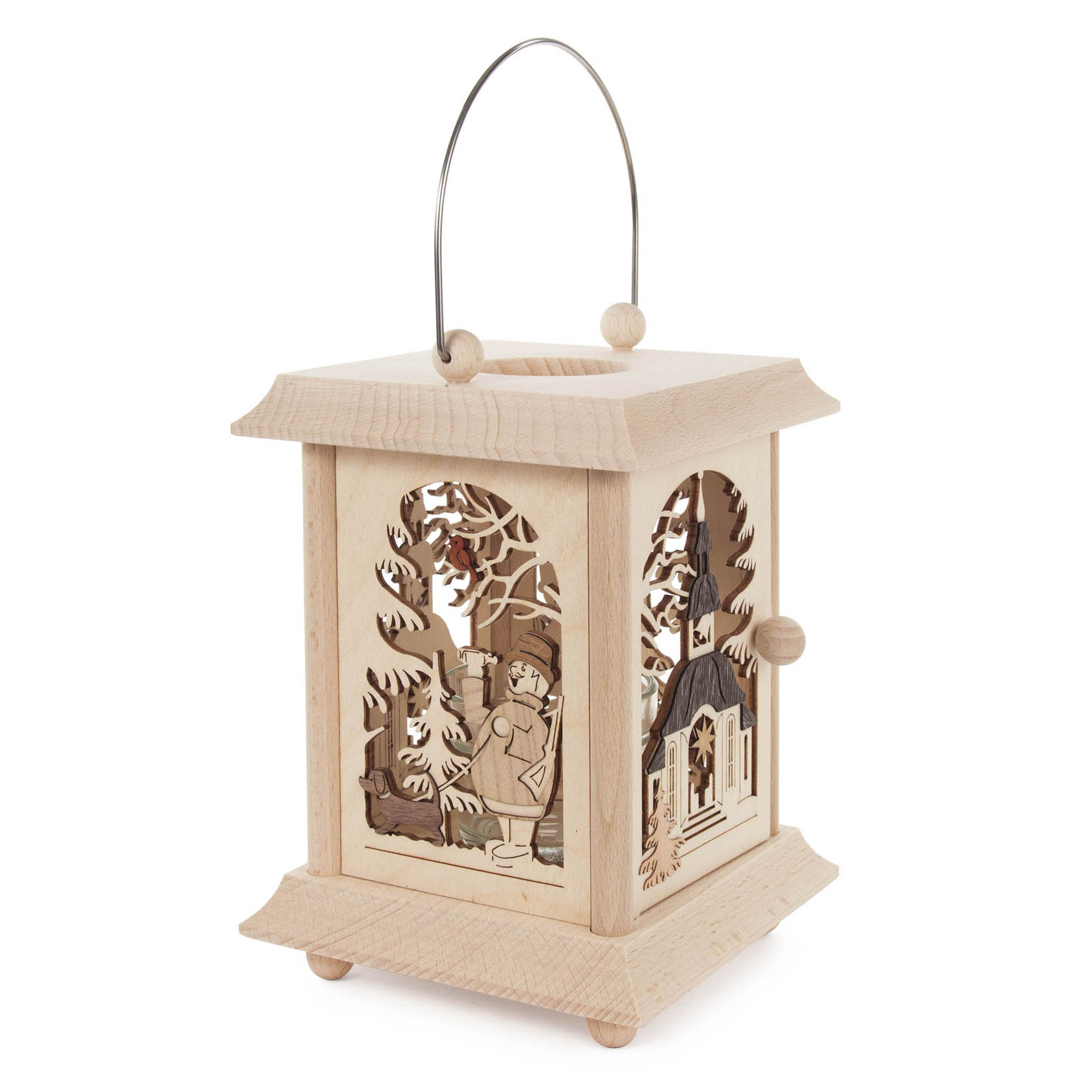 Holzlaterne aus Seiffen mit feinen Schnitzereien, darunter eine Szene mit einem Mann im Wald und einer Kirche. Die Laterne hat einen Glaseinsatz. im Dregeno Online Shop günstig kaufen